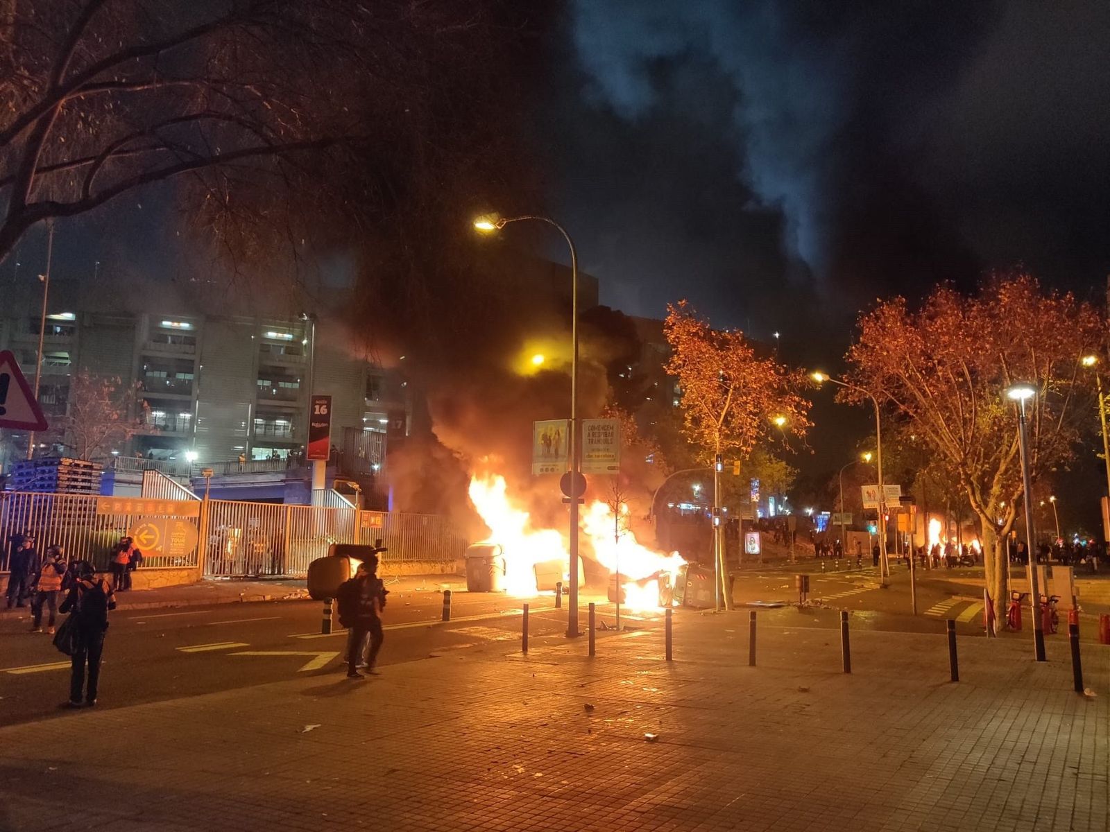 Contenedores ardiendo en la zona del Camp Nou durante el Clásico, el 18 de diciembre de 2019.