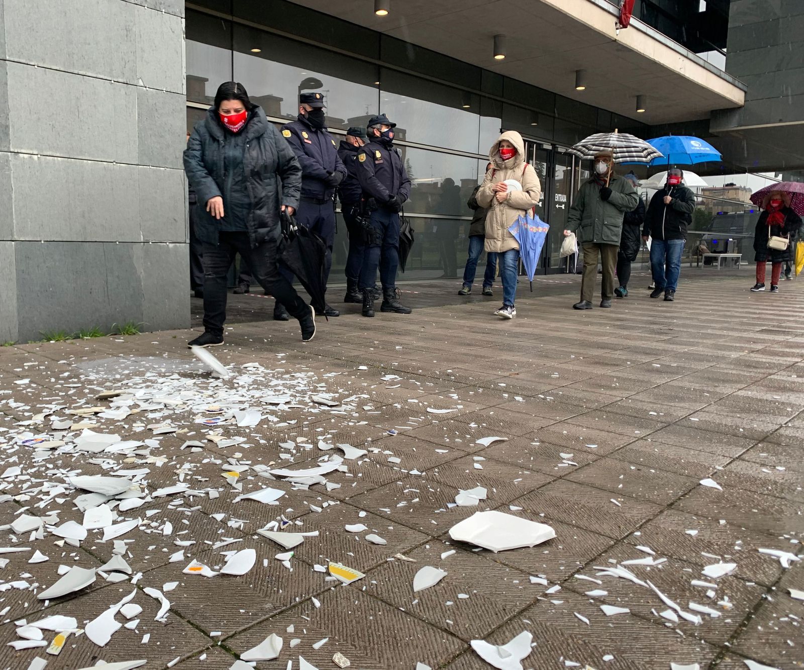 Protesta de la hostelería de Castilla y León arrojando platos al suelo. | FOTO: EP