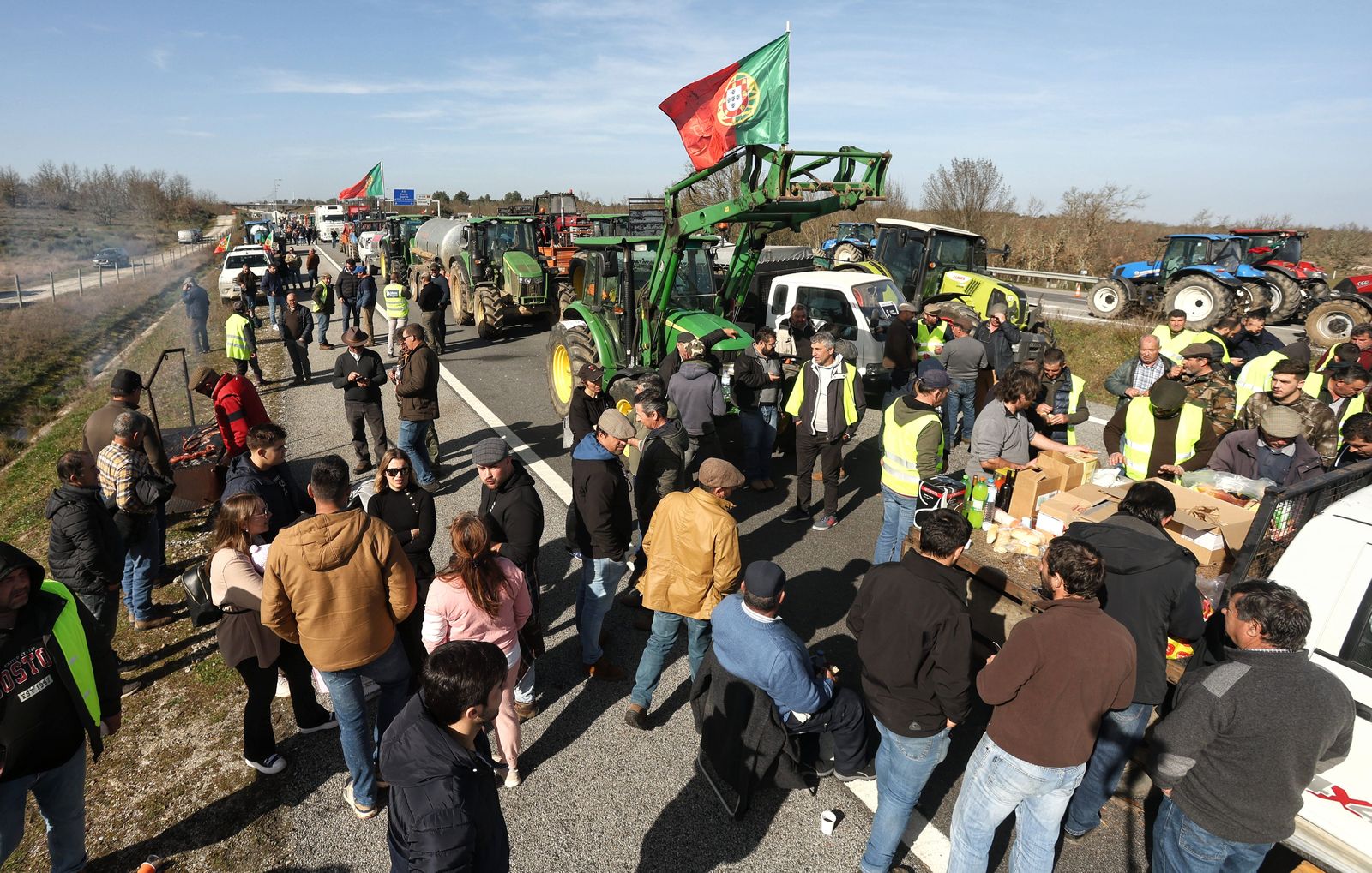 GALERÍA | Cortada la A-62 en Fuentes de Oñoro por las movilizaciones de agricultores portugueses. Vicente | ICAL