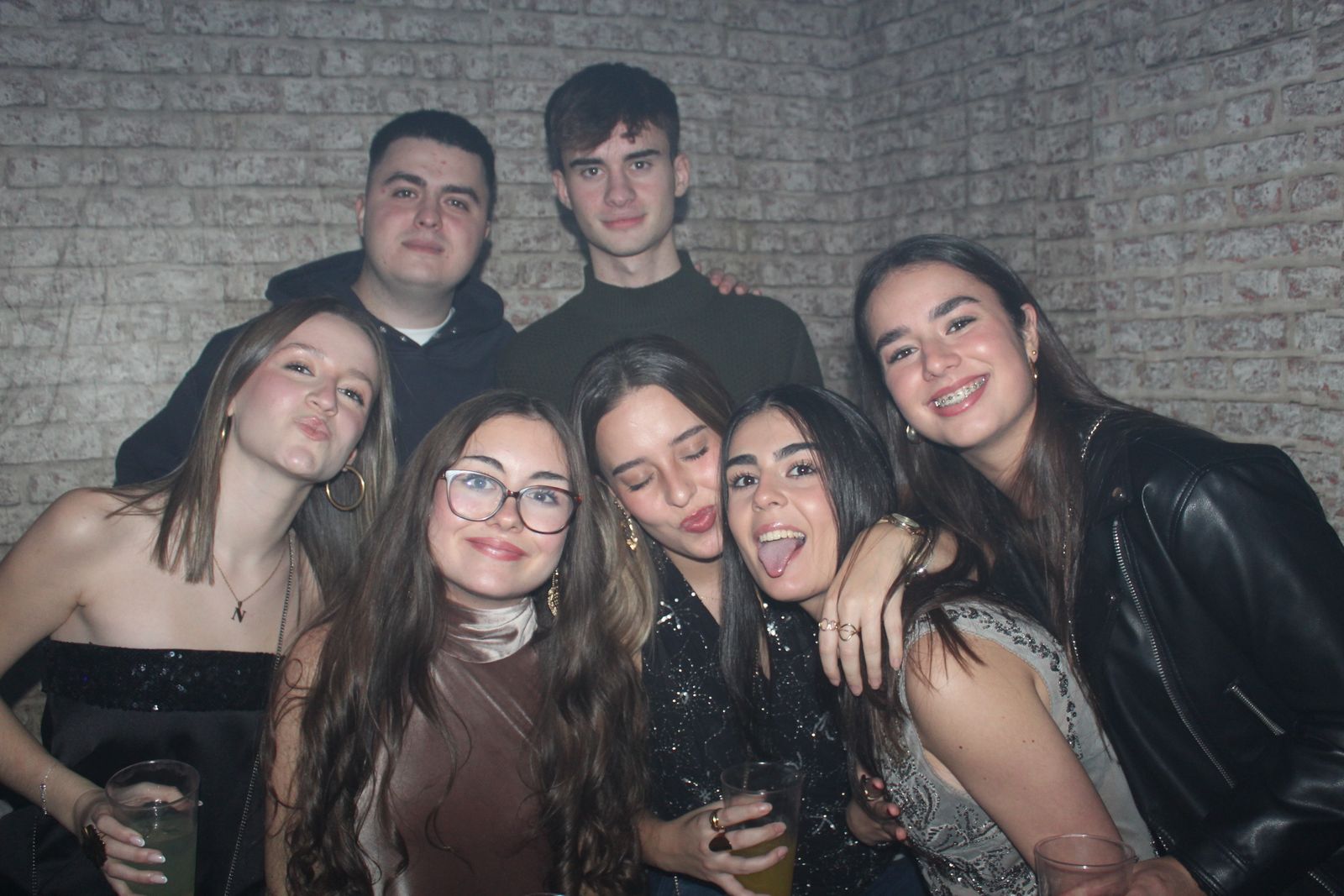 El Fin de Año Universitario continua por los bares de la capital del Tormes tras las doce campanadas