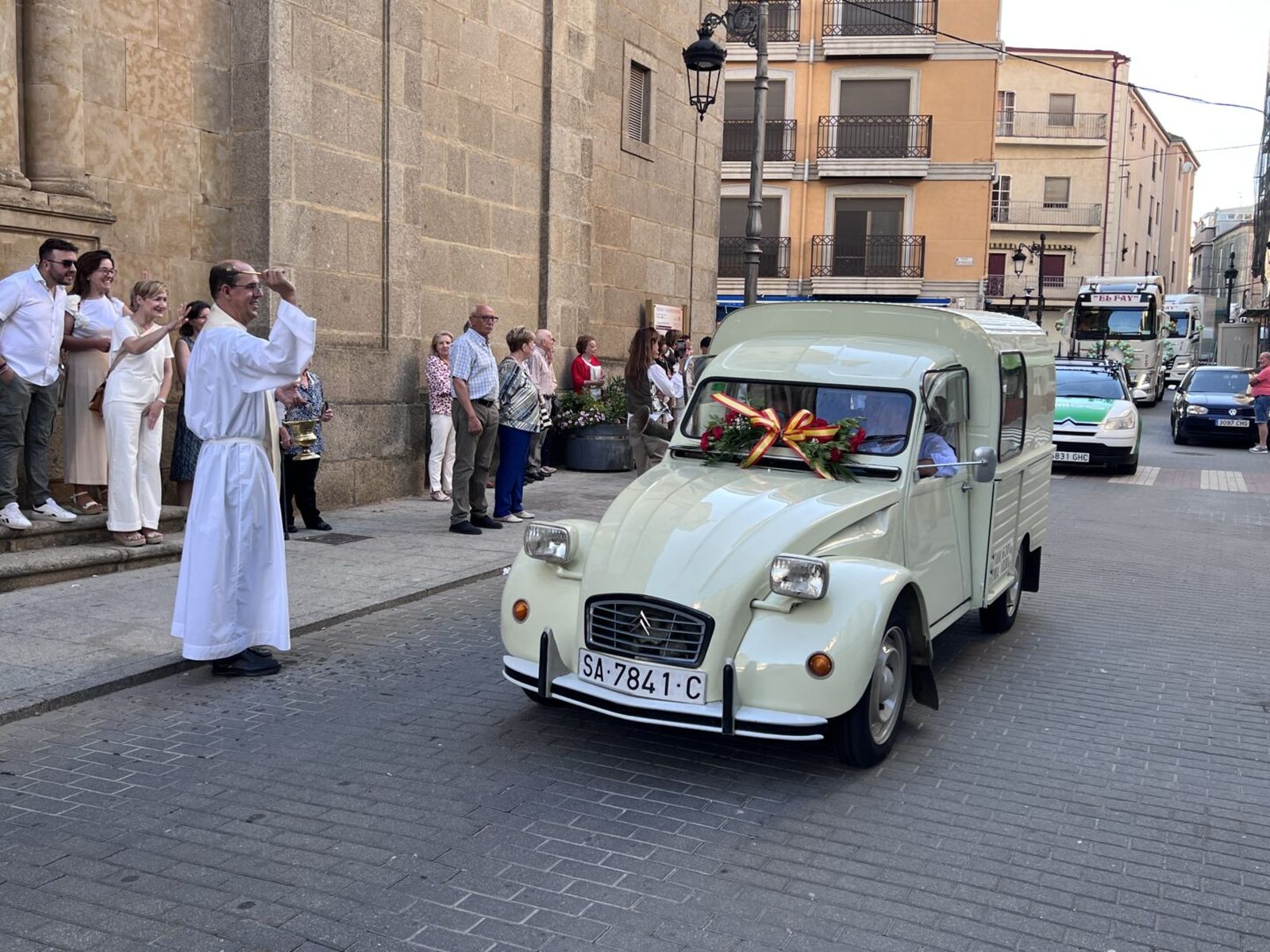 Guijuelo celebra San Cristóbal con la bendición de vehículos y un desfile que llena las calles