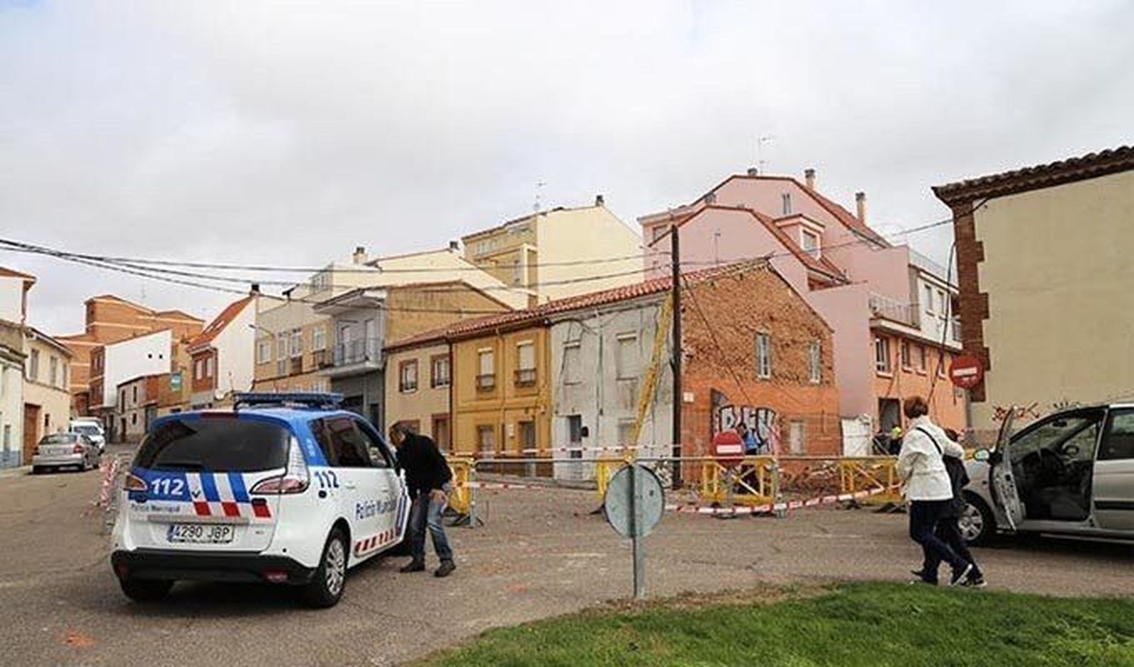 El 1-1-2 aconseja no protegerse del viento junto a muros, árboles, andamios o vallas