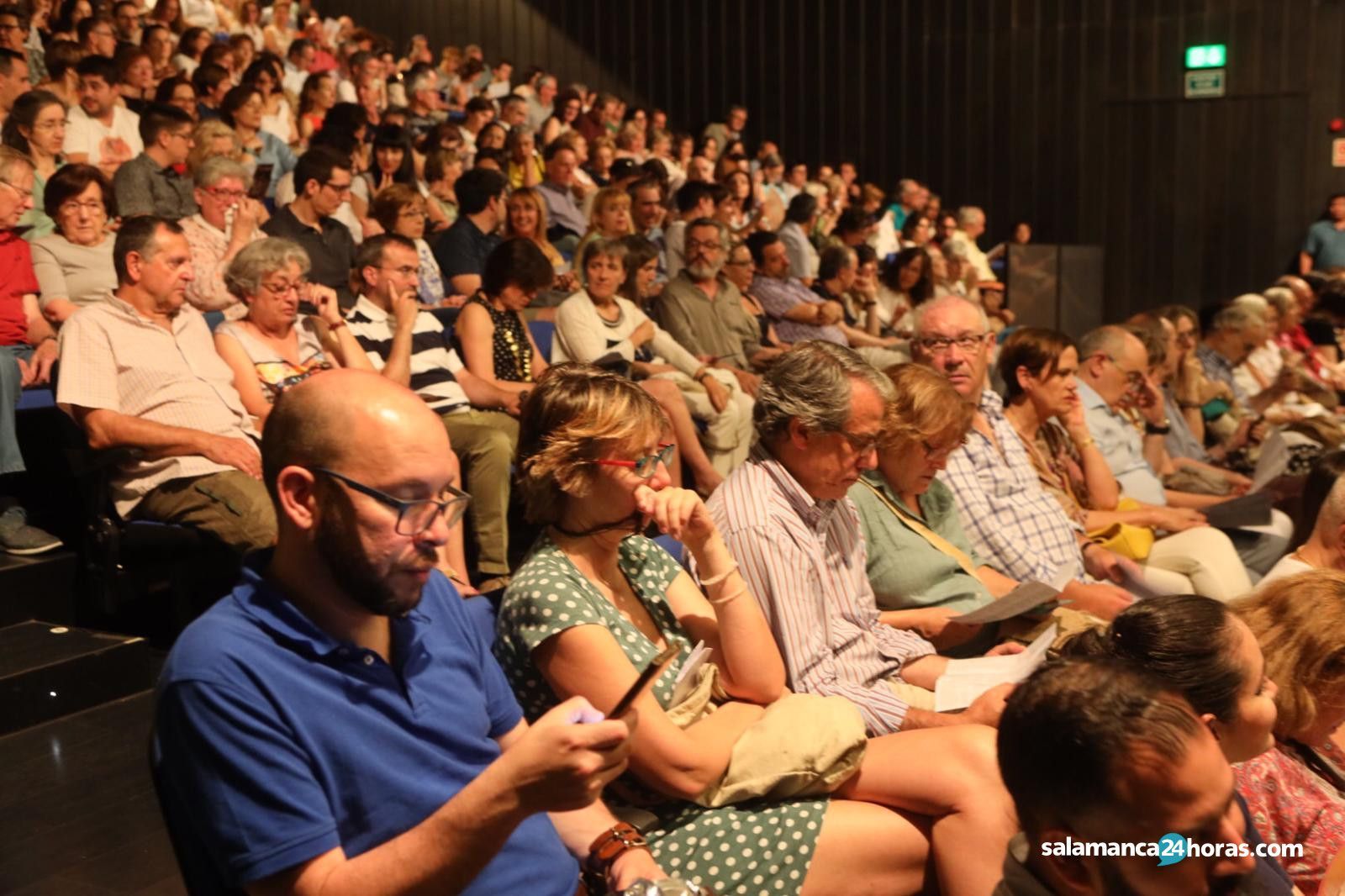 Público en el Juan del Enzina viendo una obra de Atalaya Teatro