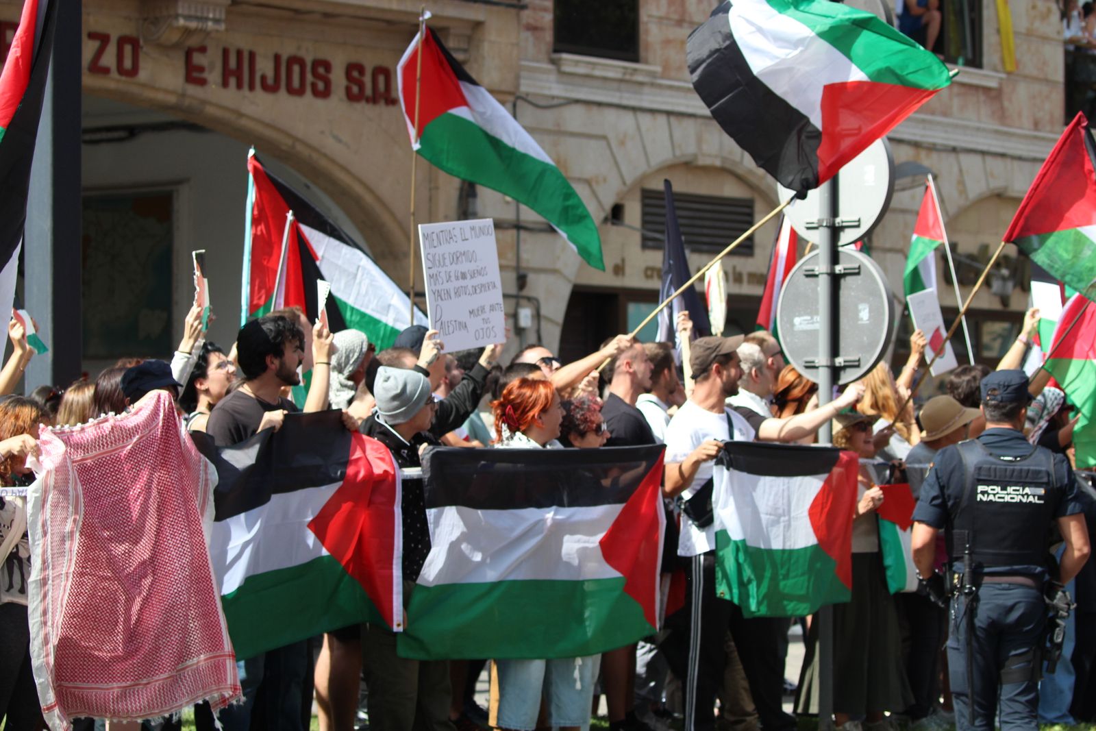 Protestas por Palestina al paso de la Vuelta Ciclista a España por Salamanca
