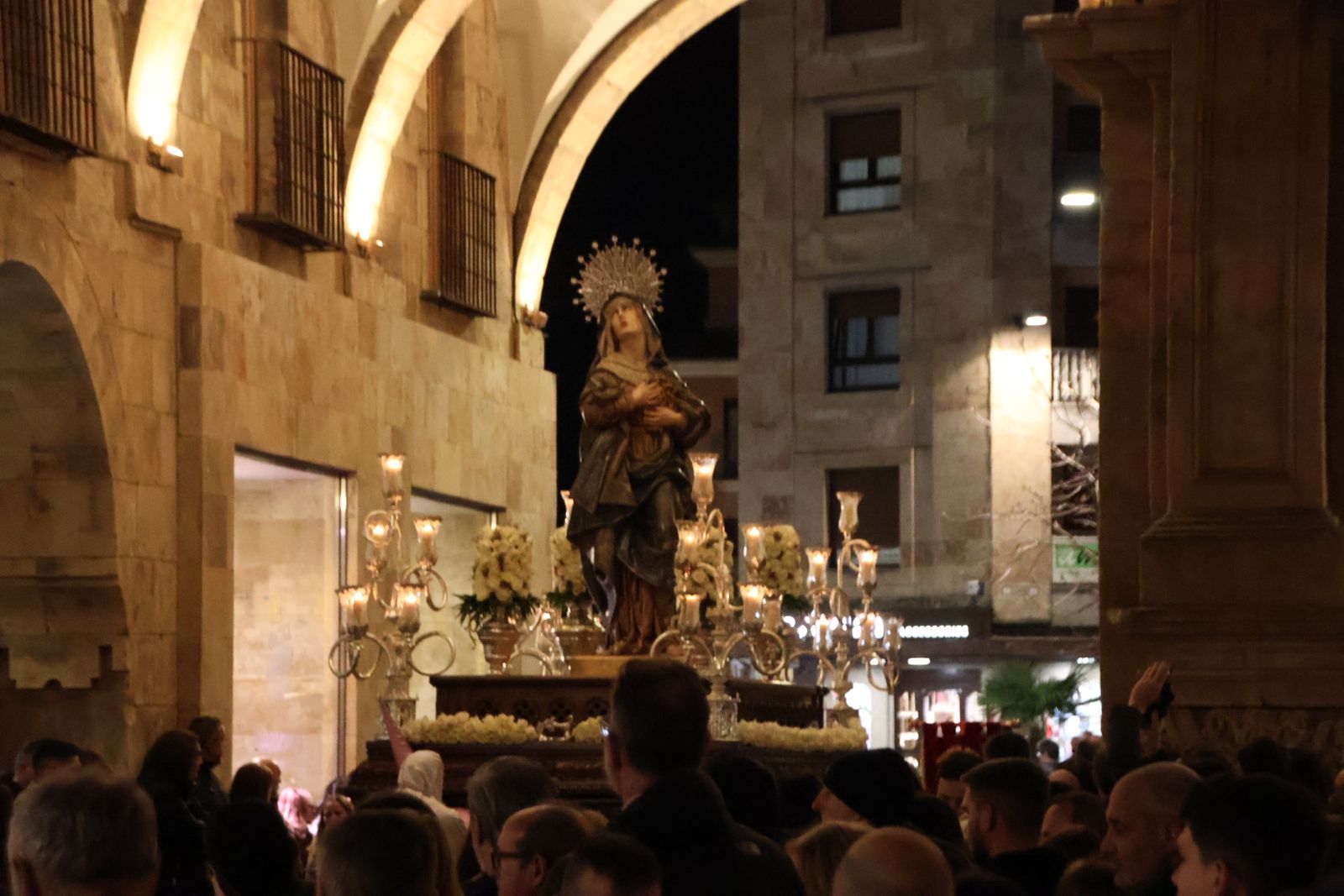 Emotivo desfile por el centenario de Seráfica Hermandad de Nazarenos con gran presencia de niños