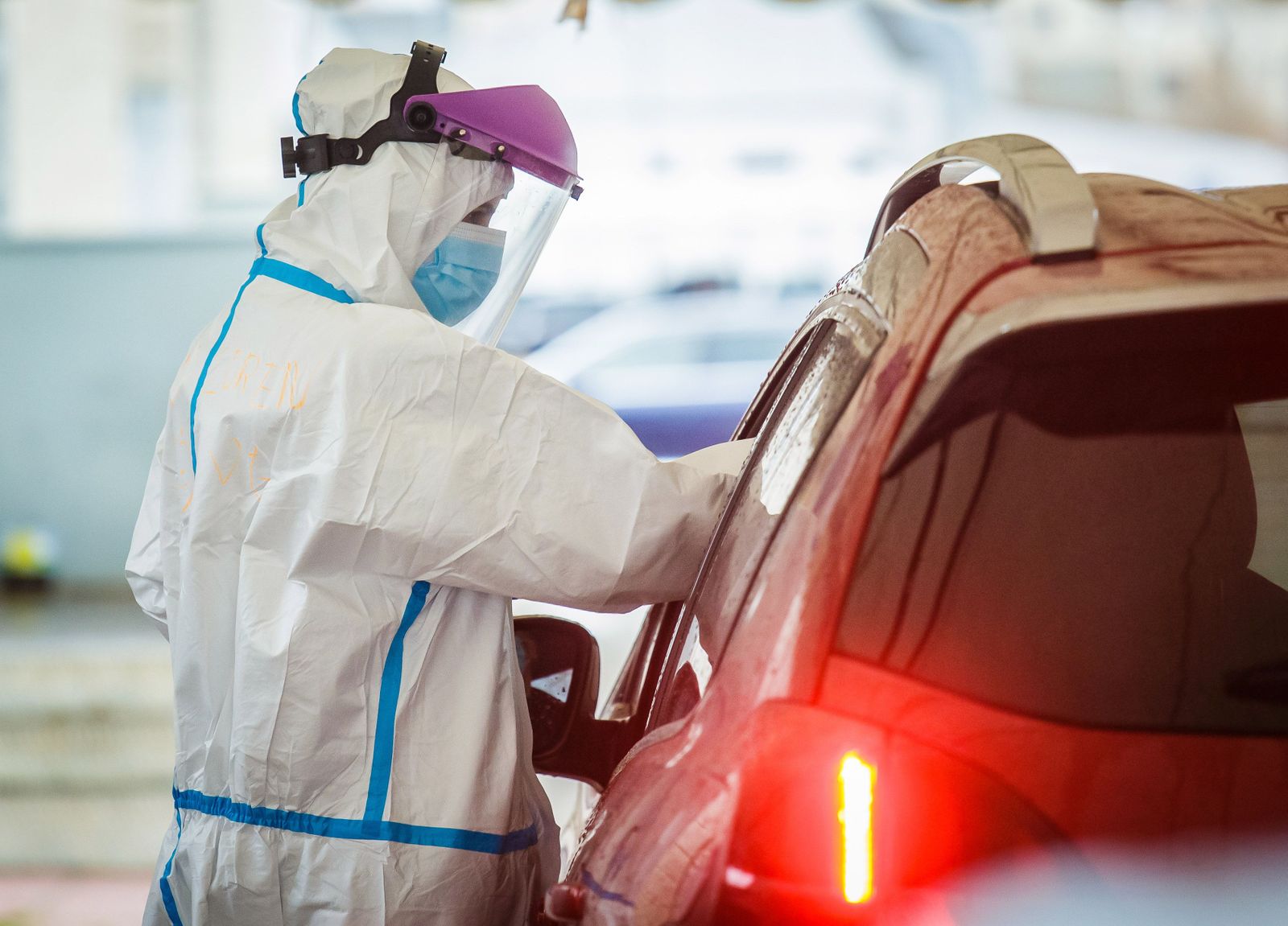 Sanitarios haciendo pruebas PCR del coronavirus