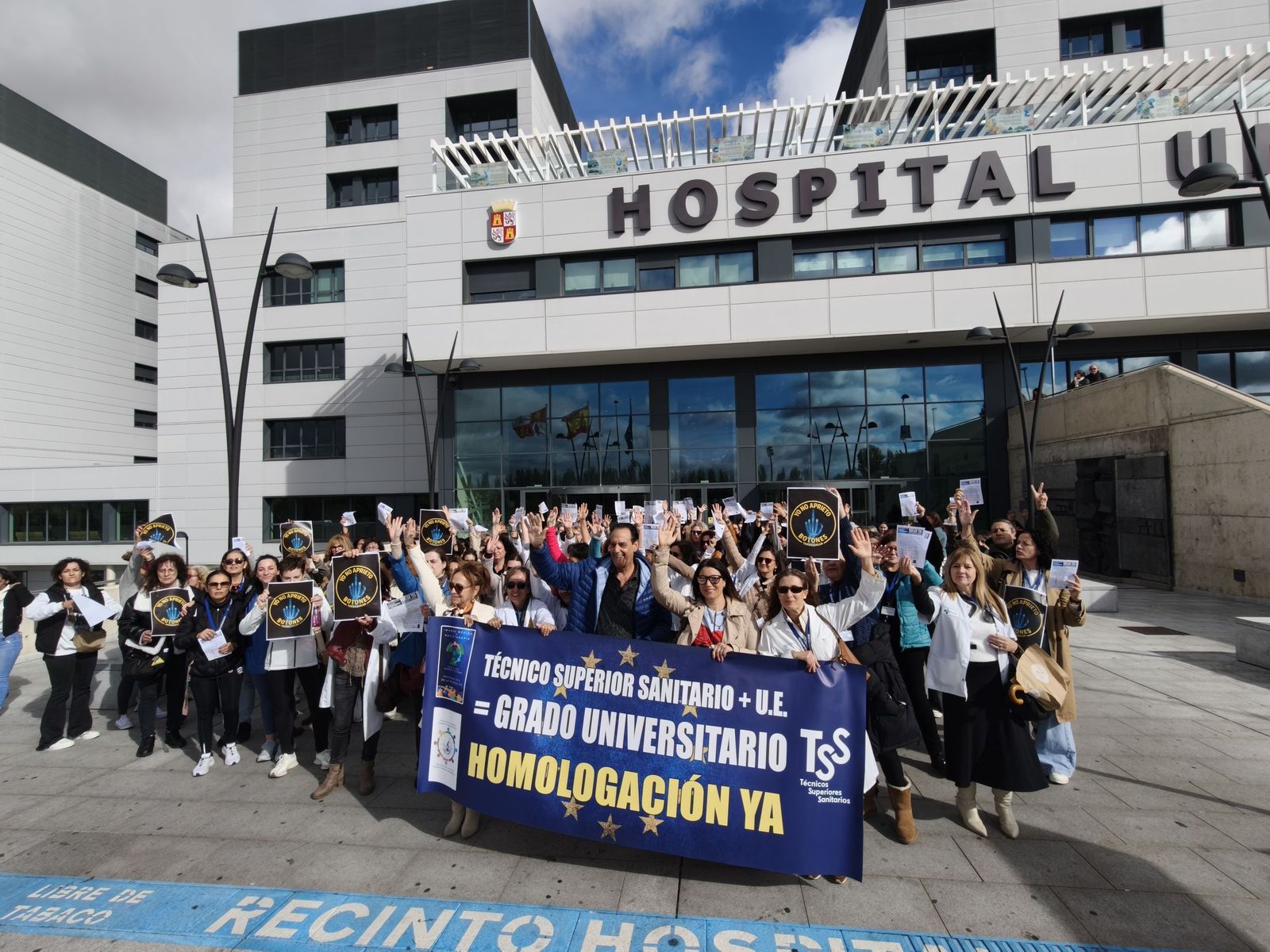 Los técnicos superiores sanitarios protestan a las puertas del hospital de Salamanca