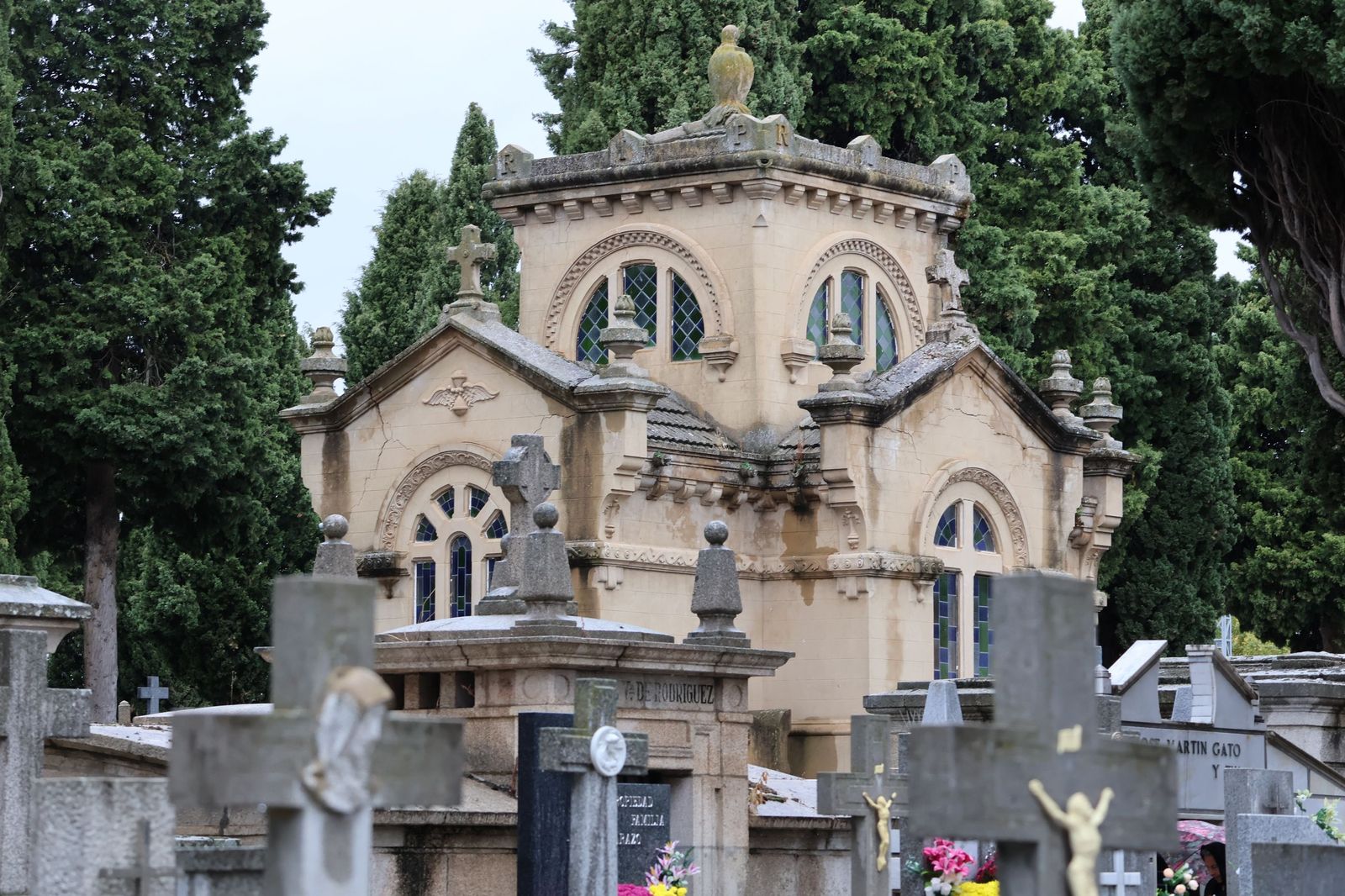 GALERÍA | La lluvia no detiene la tradición: los zamoranos acuden al cementerio para recordar a sus fallecidos