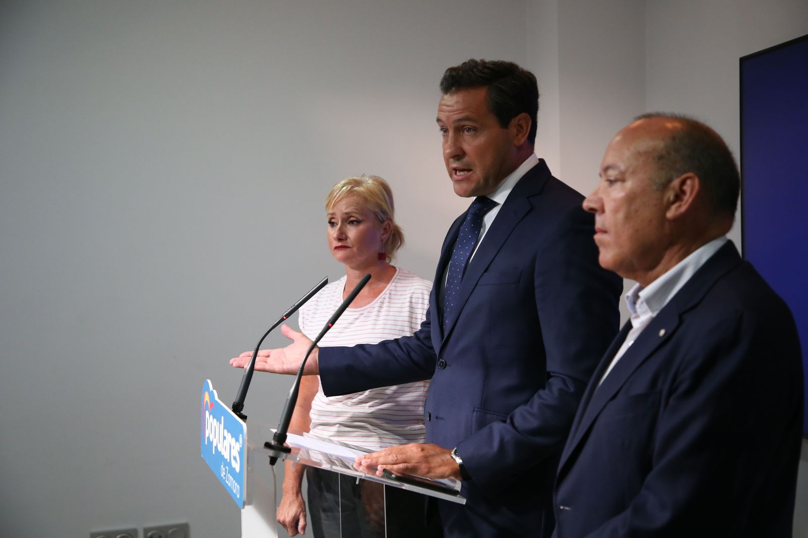 El Portavoz del Grupo Parlamentario Popular de las Cortes de Castilla y León, Raúl de la Hoz, ofrece una rueda de prensa en la sede del Partido Popular de Zamora. JLeal/ ICAL.Archivo