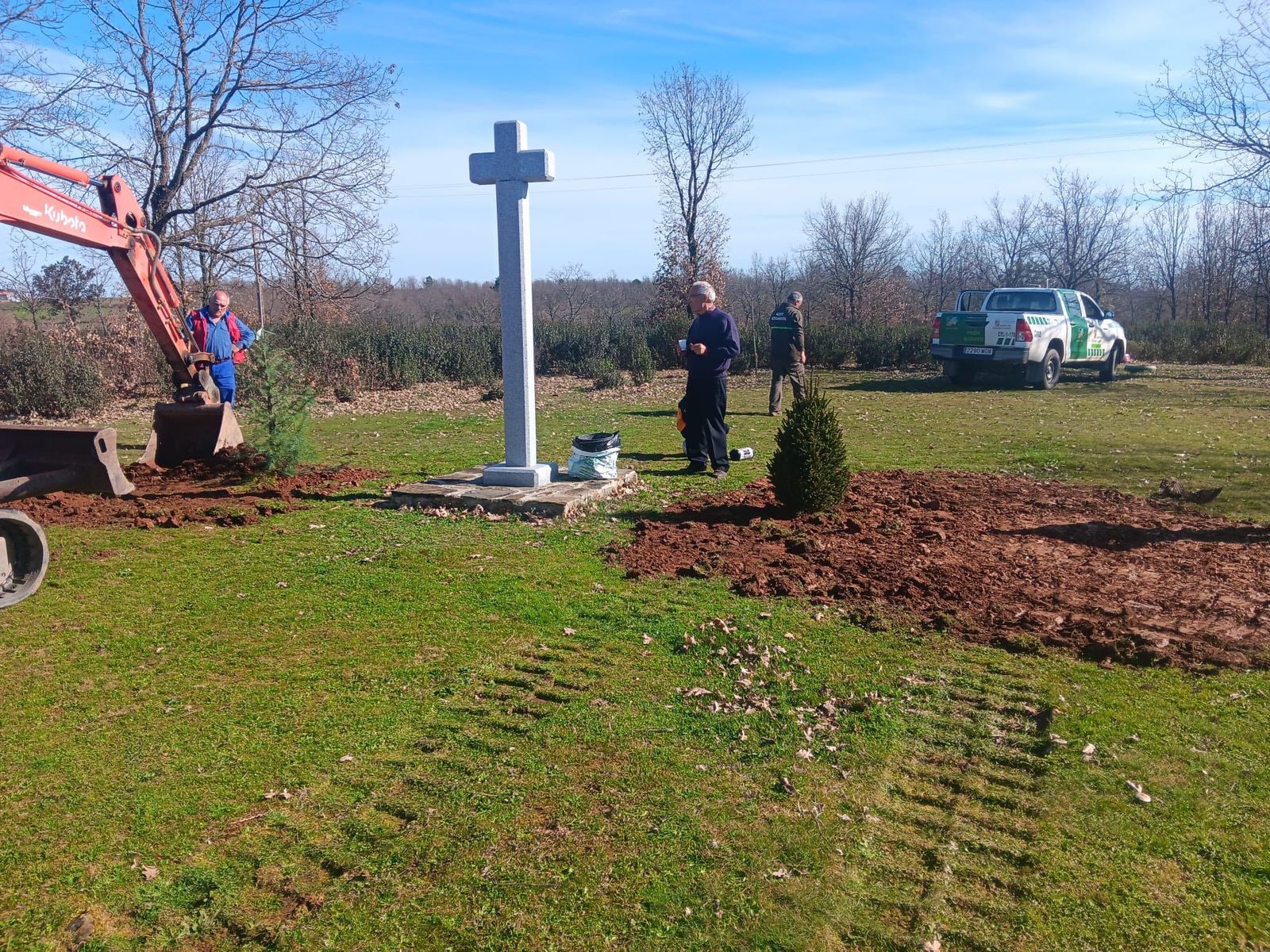 Ufones recupera su cruz del Calvario: un símbolo de fe y tradición vuelve a la entrada del pueblo