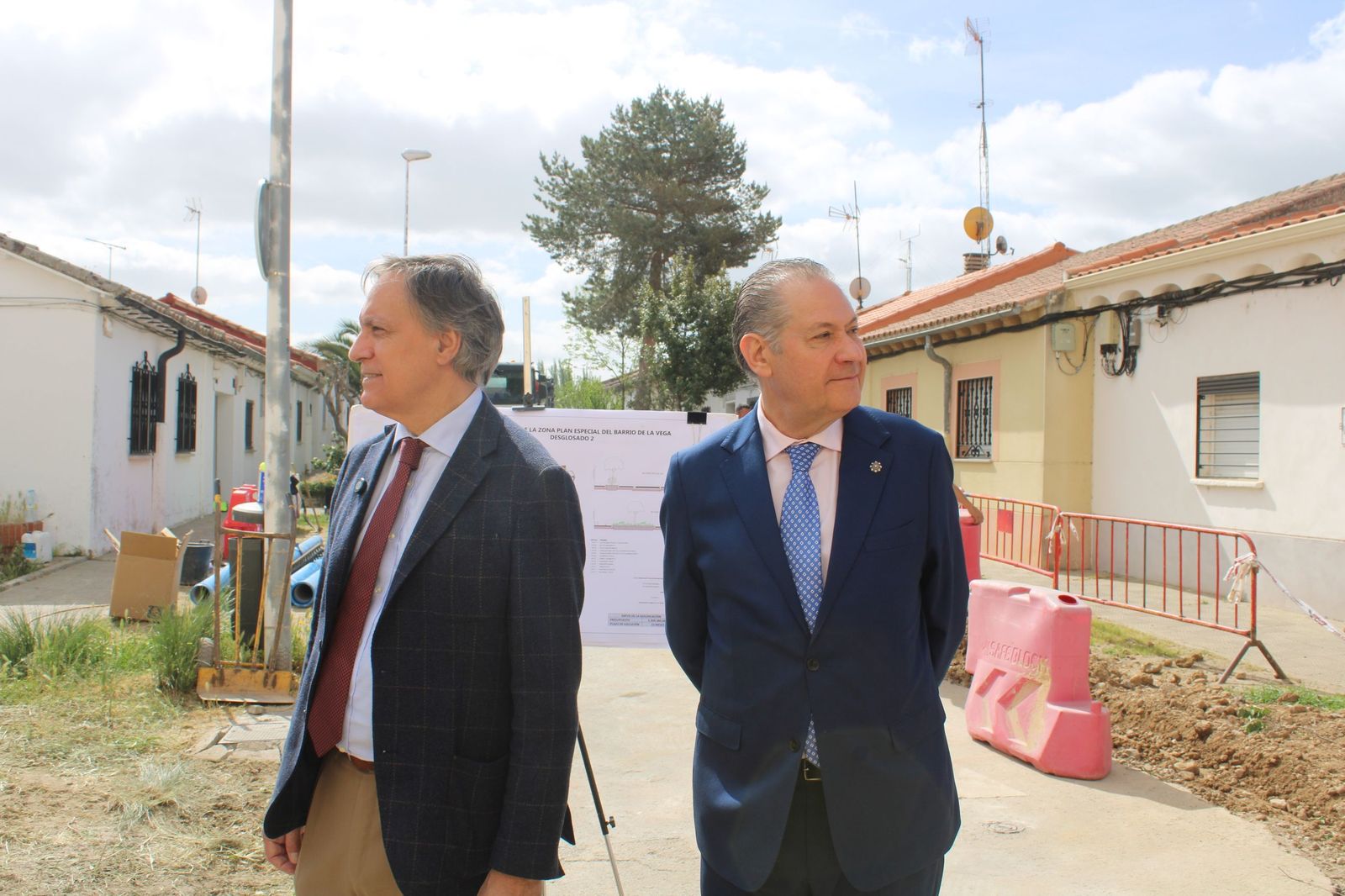 Carbayo visita las obras de la segunda fase de urbanización del barrio de La Vega