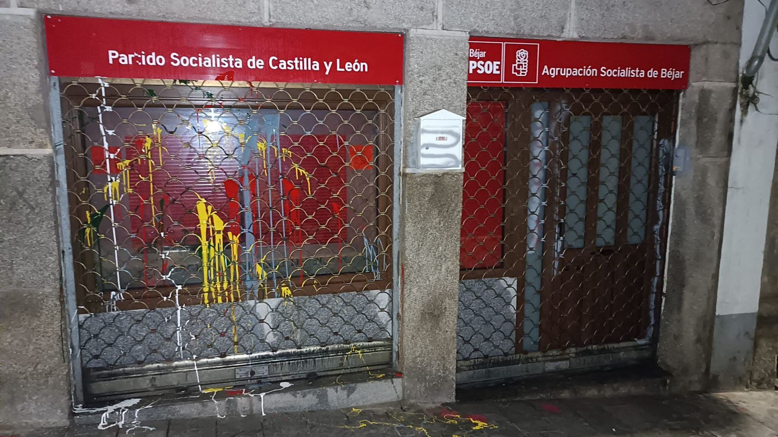 Sede del PSOE Béjar ha vuelto a amanecer con pintadas; es la segunda vez en pocos días