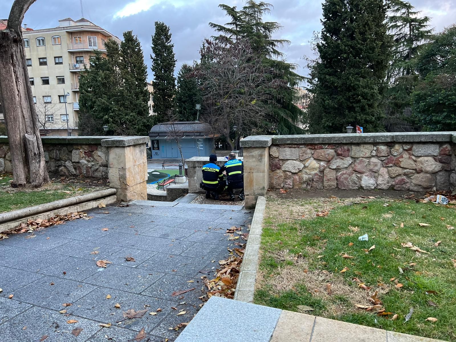 Dos policías cerrando el paso en el Parque San Francisco. Foto S24H