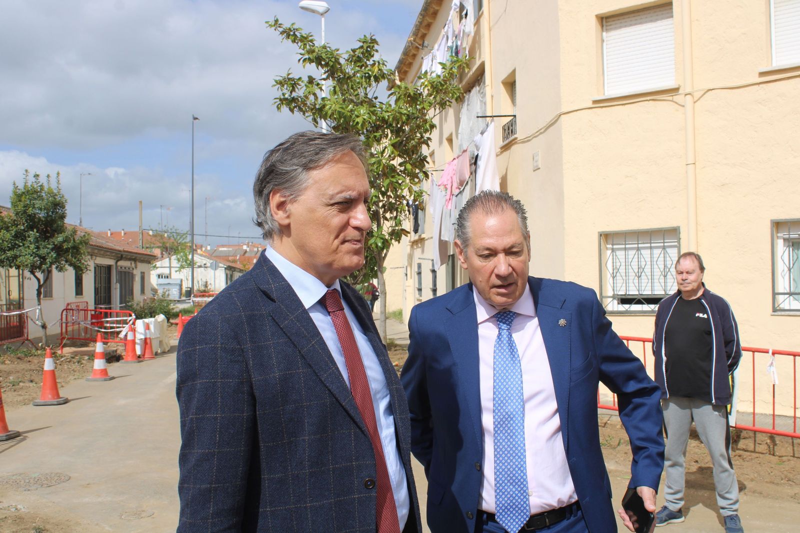 Carbayo visita las obras de la segunda fase de urbanización del barrio de La Vega