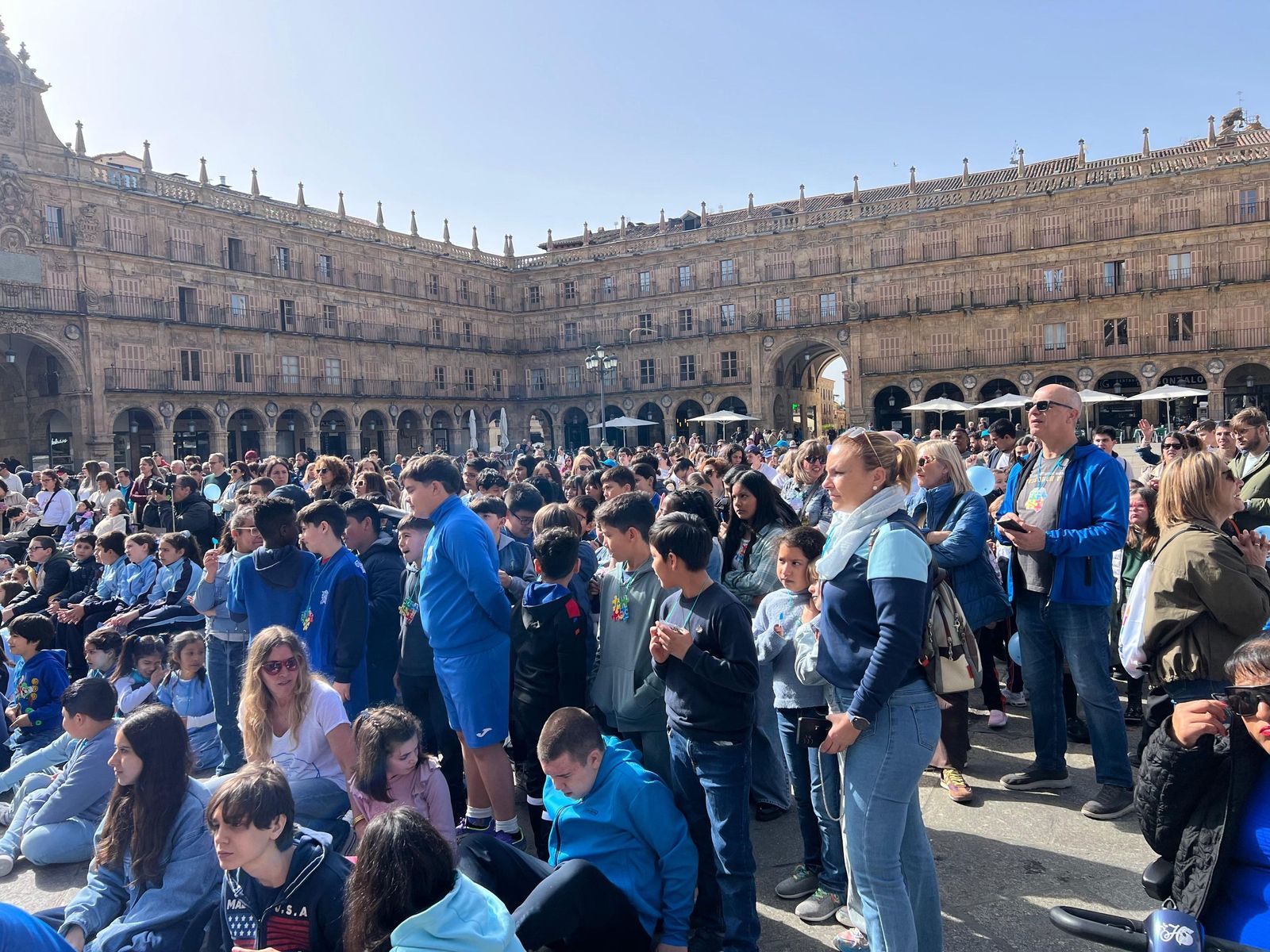 Acto de sensibilización en la Plaza Mayor de Salamanca con motivo del Día Mundial de Concienciación sobre el Autismo