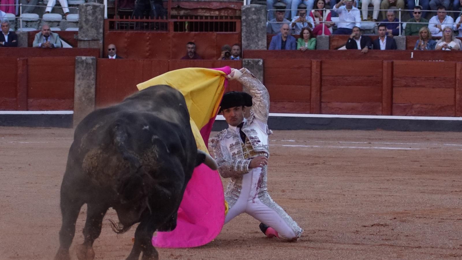 Secuencia del percance de Damián Castaño en la portagayola con el cuarto Vellosino