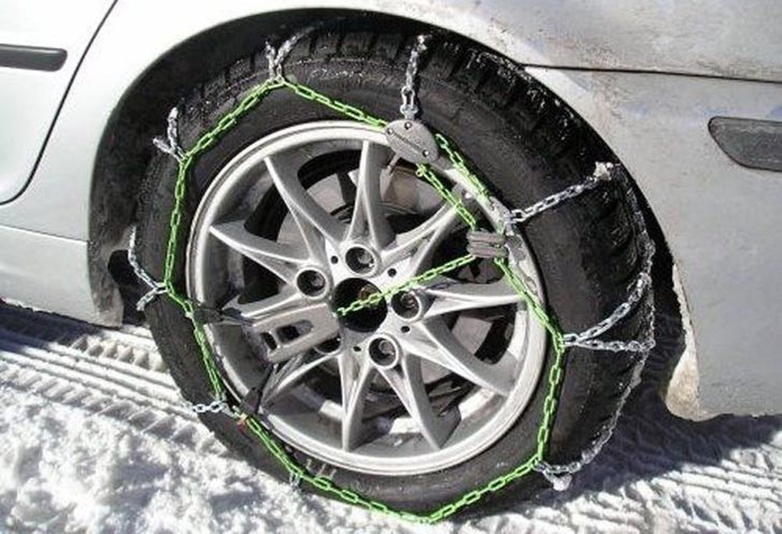 Cadenas. Nieve. Archivo. Cadenas. Nieve. Archivo.