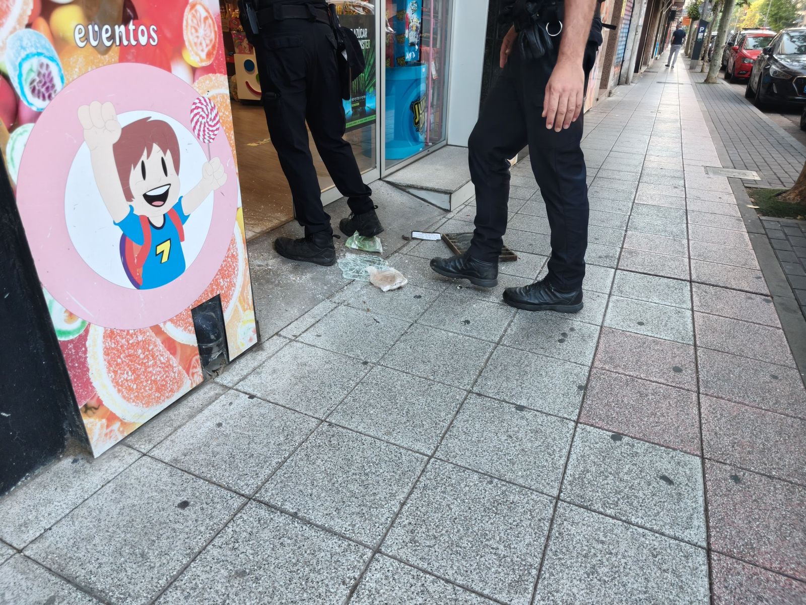 Rompen con una alcantarilla el escaparate de una tienda de la avenida de Villamayor