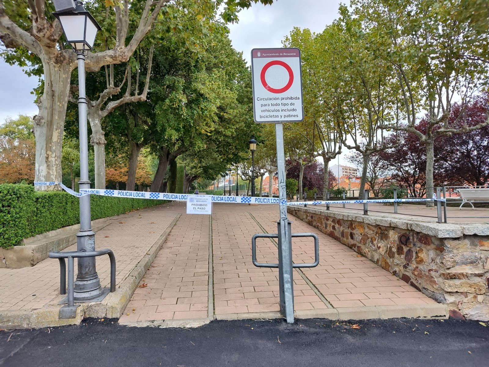 Cerrado parte de los Paseos de la Mota para garantizar la seguridad ante las fuertes rachas de viento Cerrado parte de los Paseos de la Mota para garantizar la seguridad ante las fuertes rachas de viento