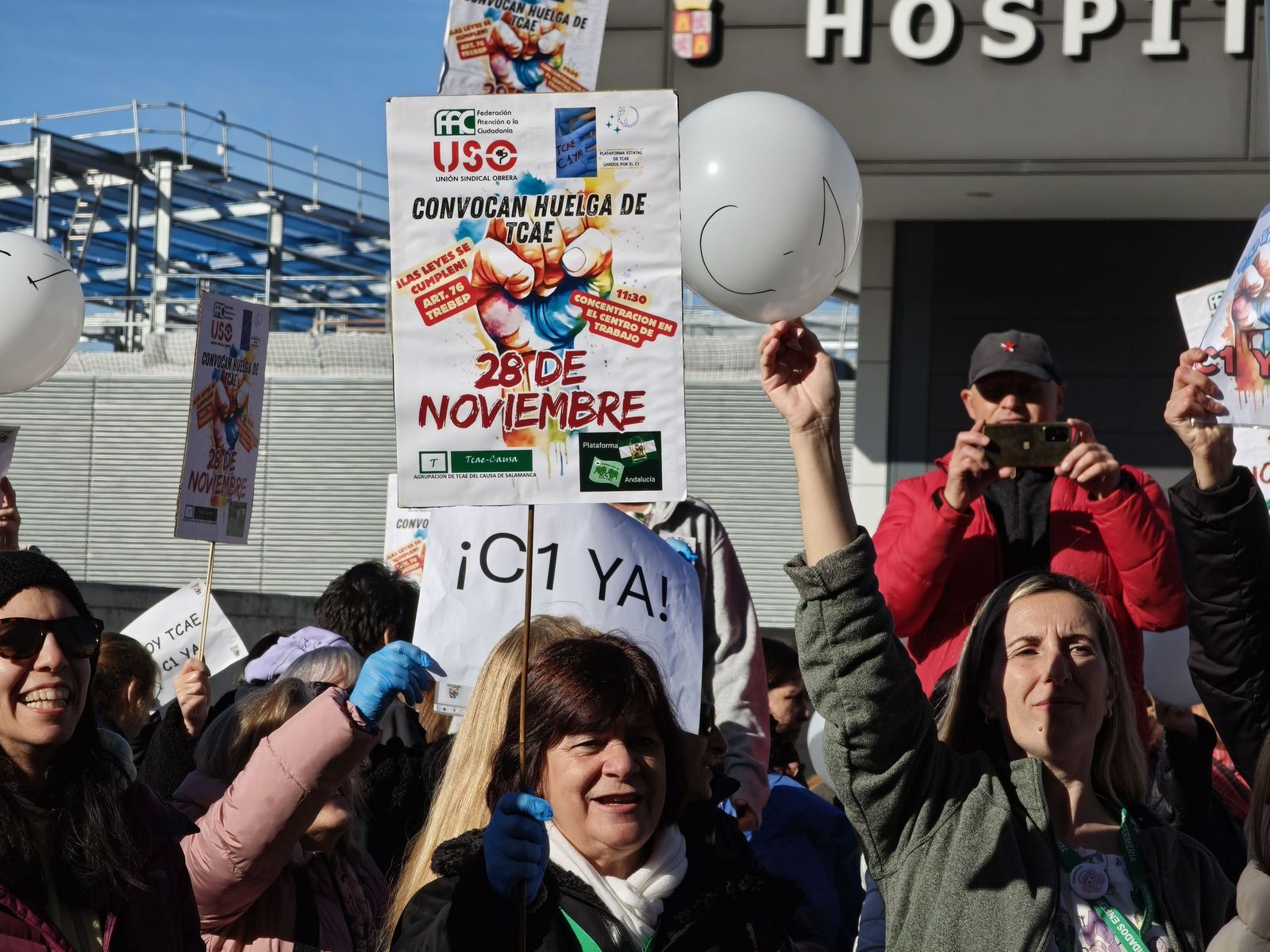 Las TCAEs de Salamanca se concentran a las puertas del hospital de Salamanca
