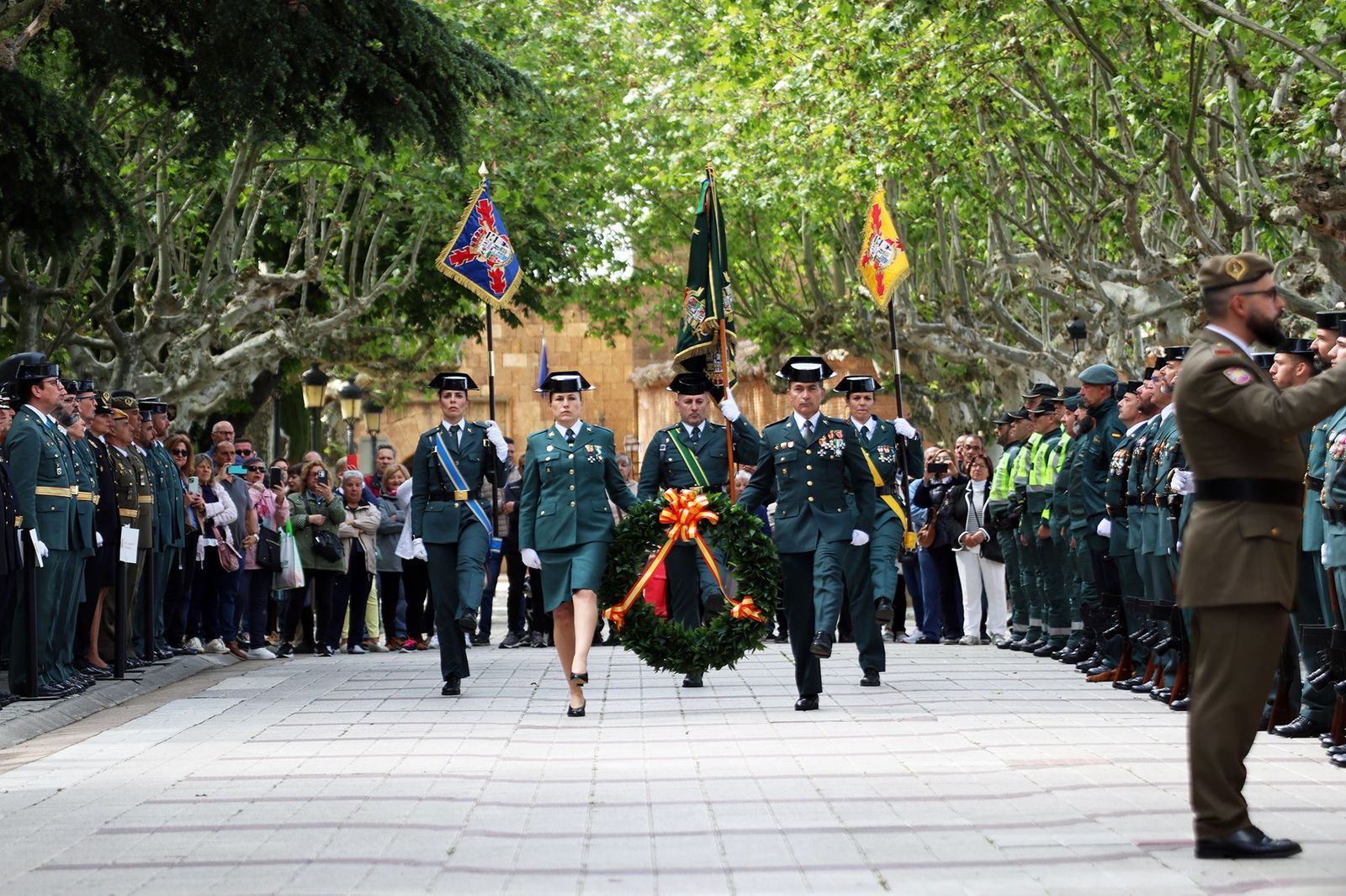 VÍDEO | Benavente rinde honores a la Guardia Civil en el 180 aniversario de su creación