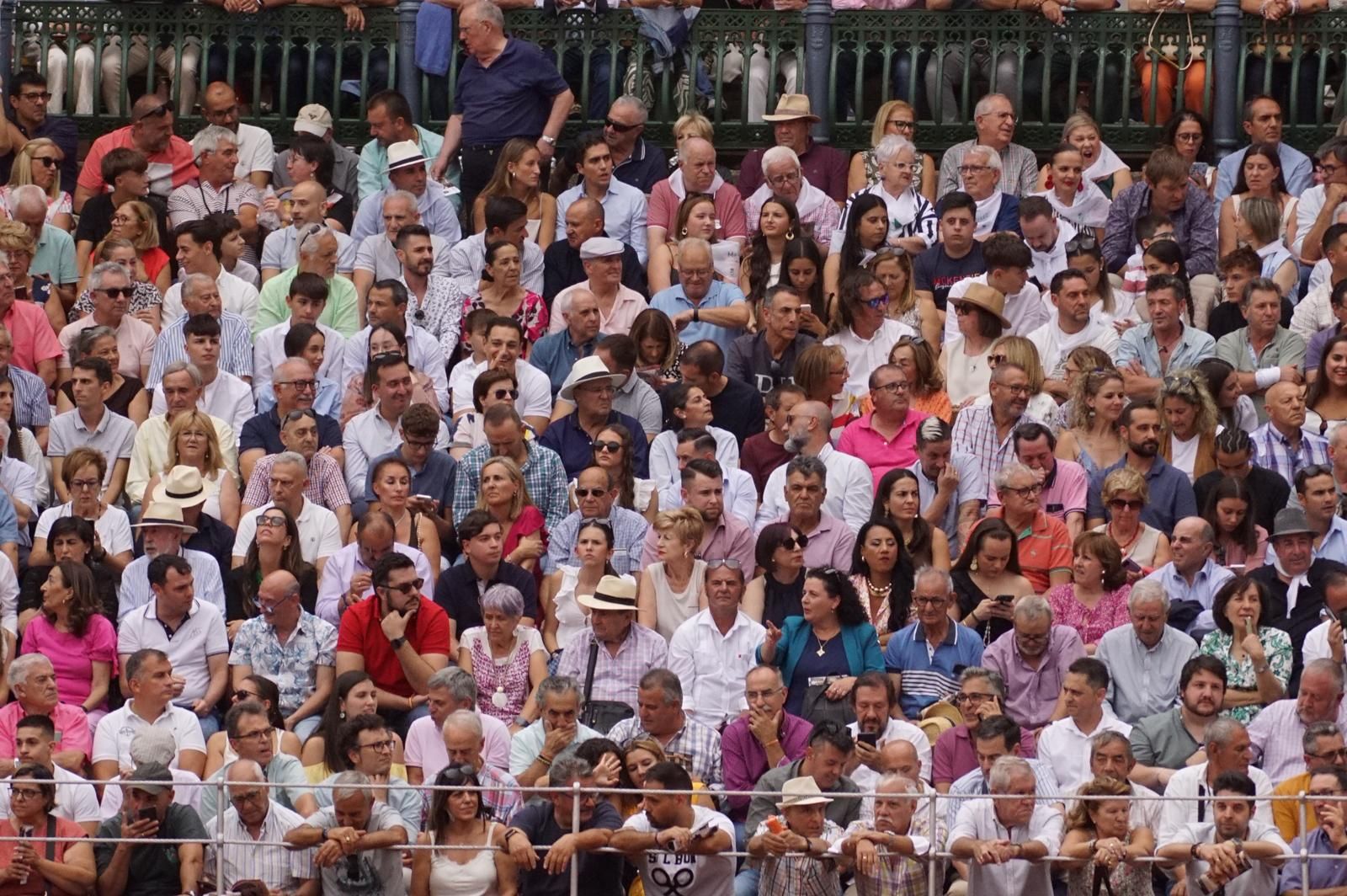 Gran ambiente en La Glorieta para la tarde de toros de Morante de la Puebla, Ismael Martín y Marco Pérez