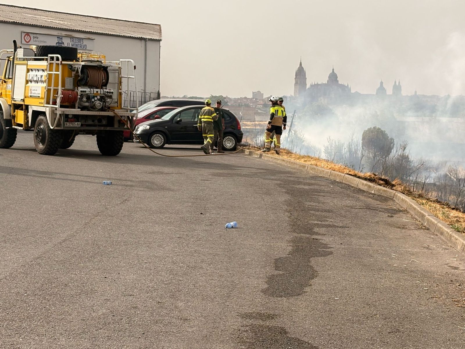 Los bomberos sofocan un gran incendio en el Polígono Industrial de Los Montalvos