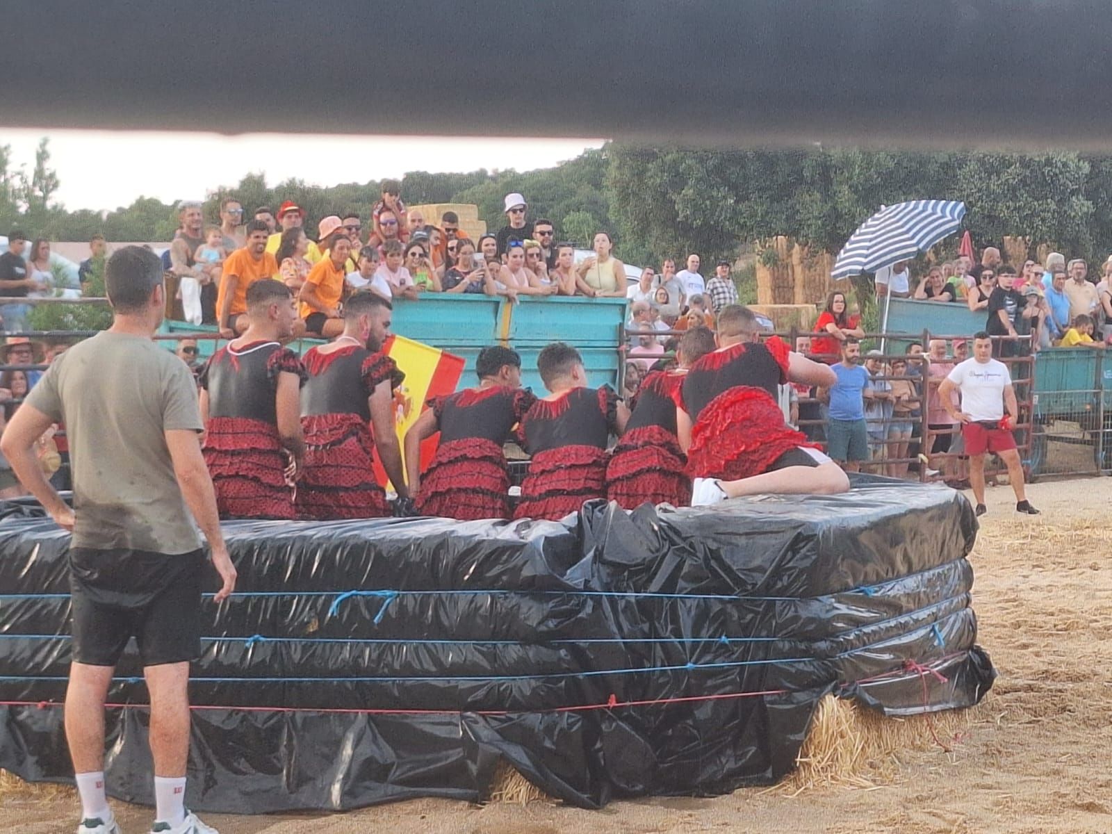 Cientos de personas disfrutan de las vaquillas de Valdelosa