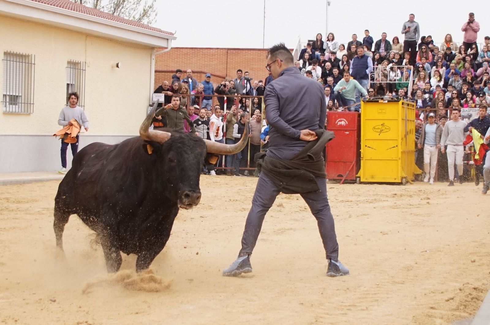 ambiente-y-participacion-durante-el-toro-del-voto-en-villoria-suelta-de-dos-toros-del-cajon-foto-juanes-31