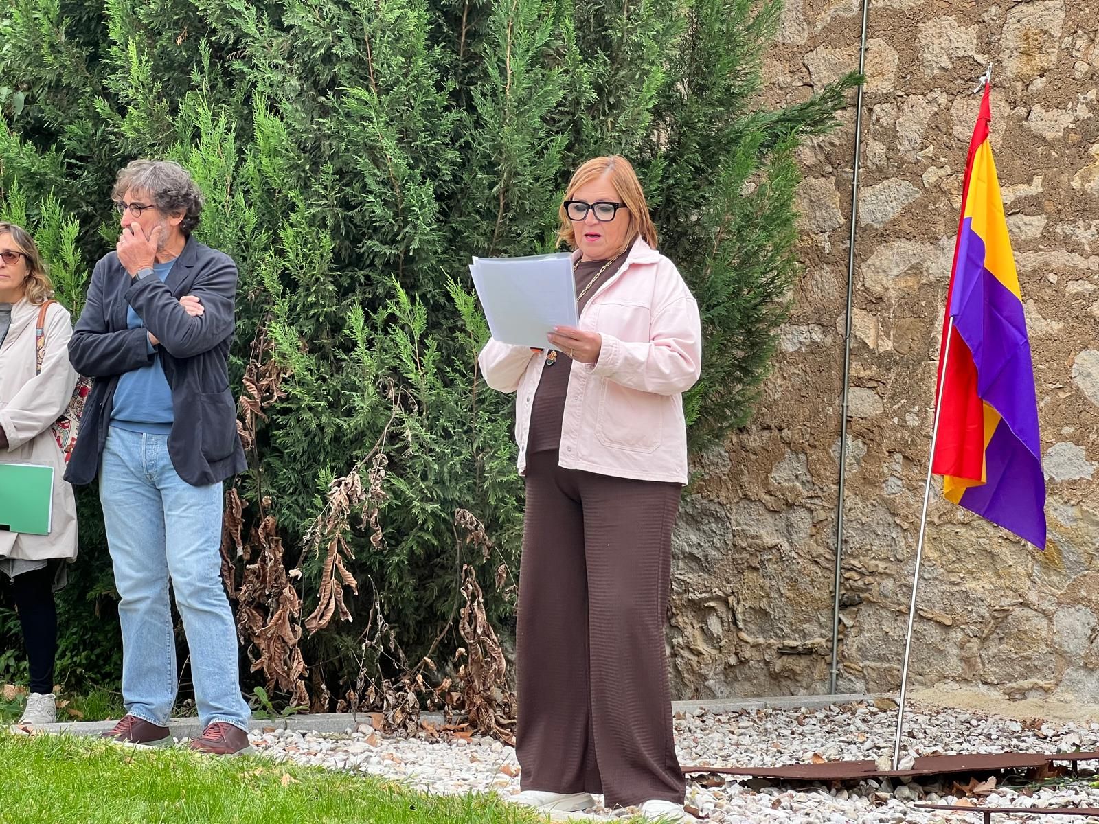 Homenaje en la tapia del cementerio a los 15 fusilados de 1936 en Salamanca