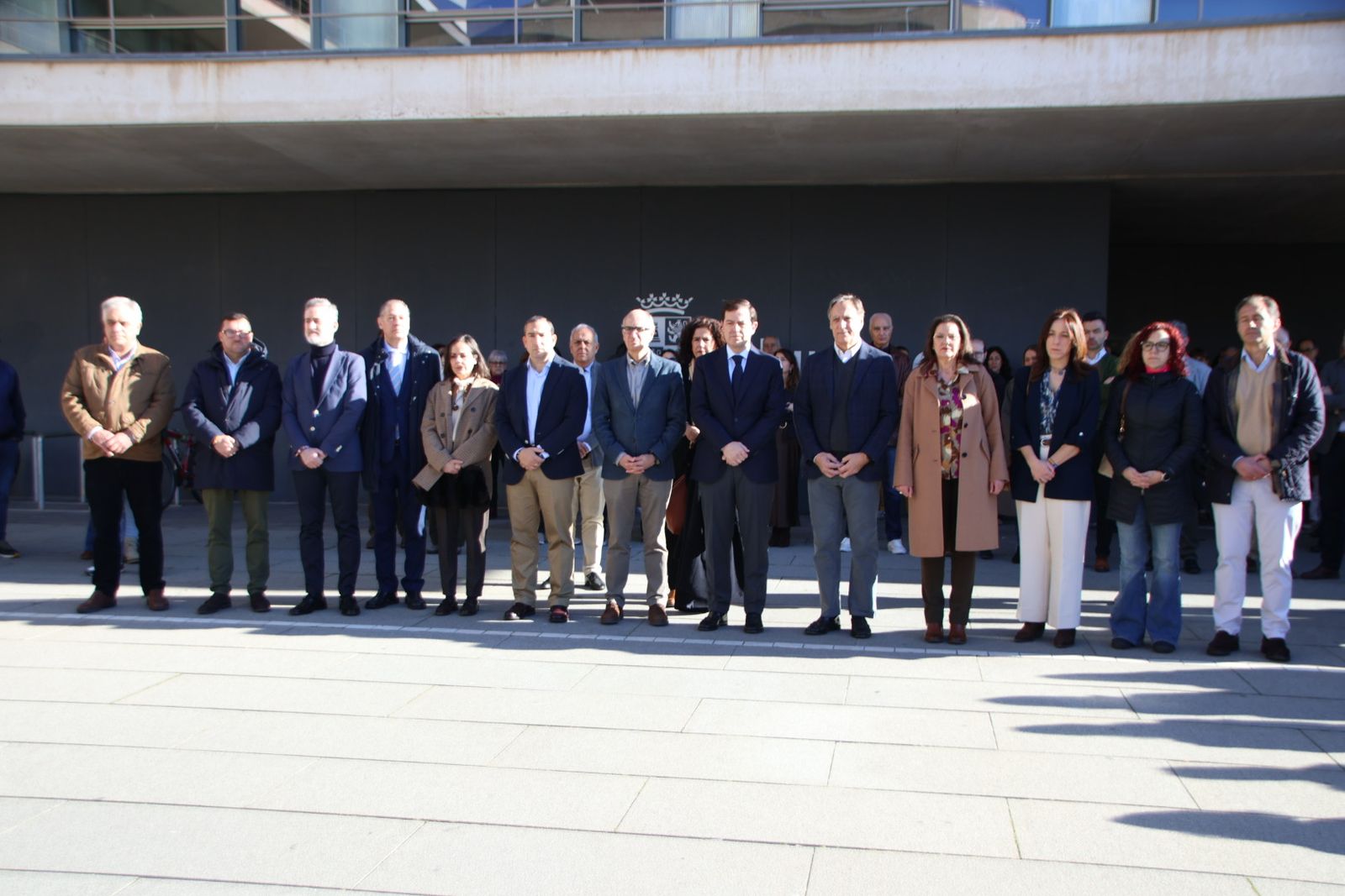 El presidente de la Junta de Castilla y León, Alfonso Fernández Mañueco, participa en el minuto de silencio por el caso de violencia machista en Miranda de Ebro