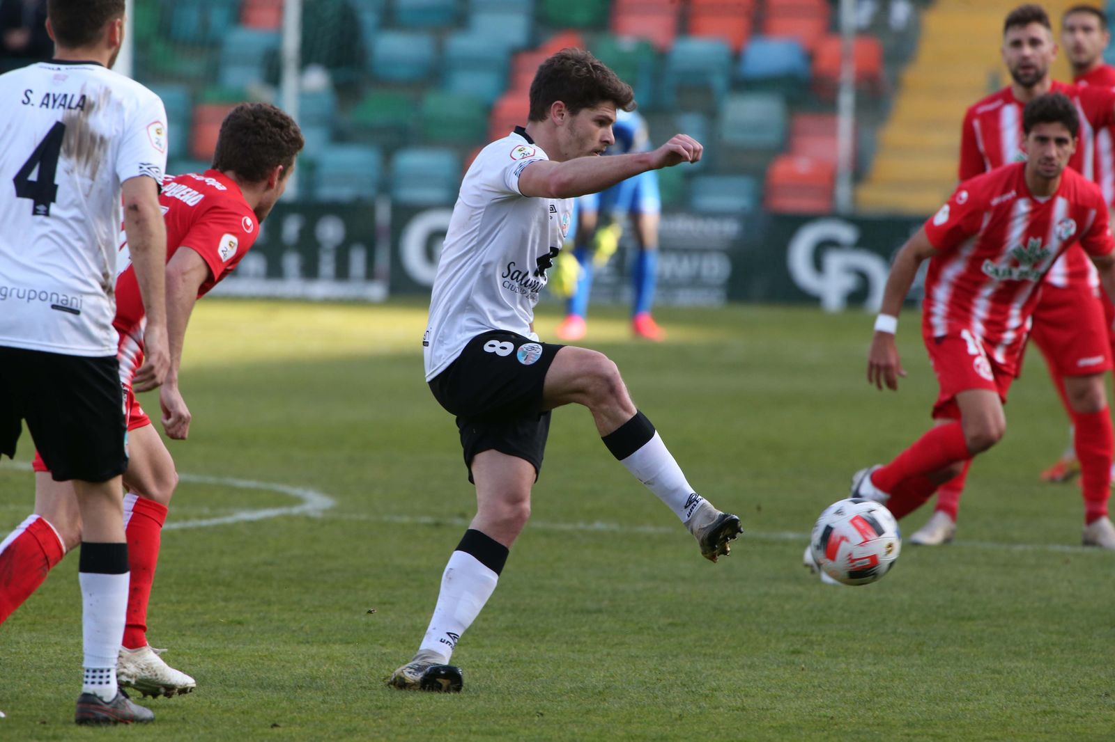 Amaro, en una acción de juego de la campaña pasada ante el Zamora / FOTO SALAMANCA24HORAS.COM