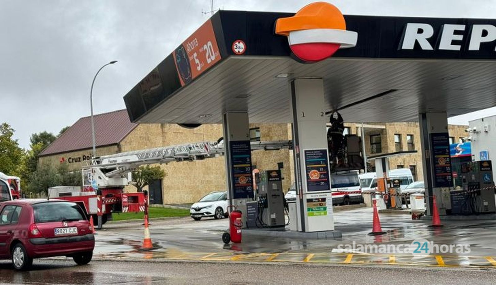 Bomberos intervienen por la caída del techo de una gasolinera en la avenida de los Agustino Recoletos