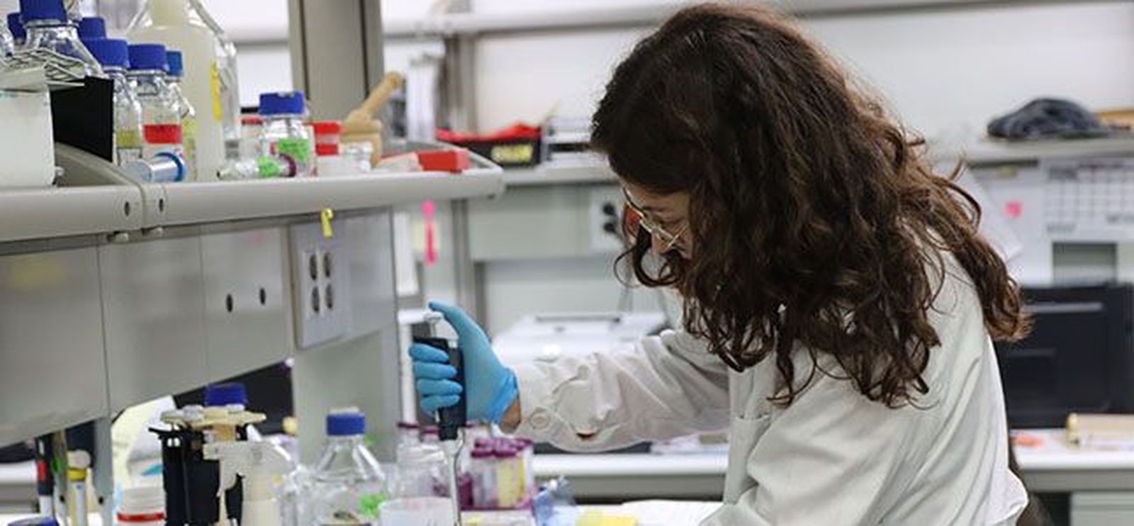 Una investigadora en un laboratorio Una investigadora en un laboratorio
