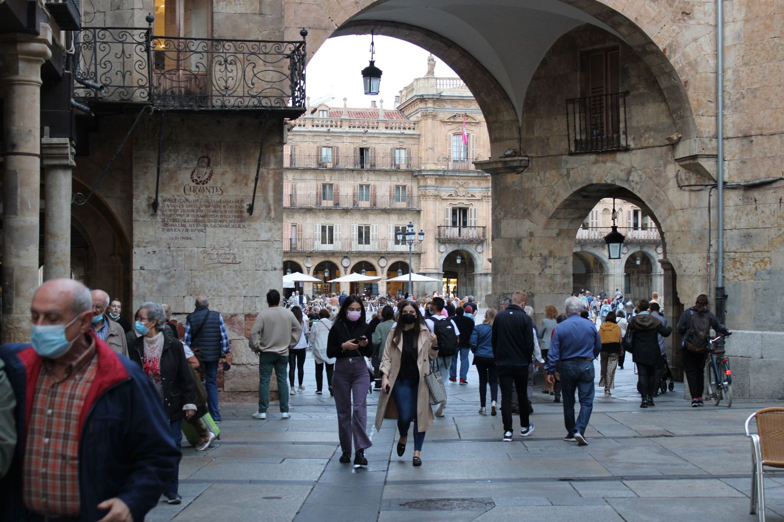 Salmantinos, por la Plaza Mayor
