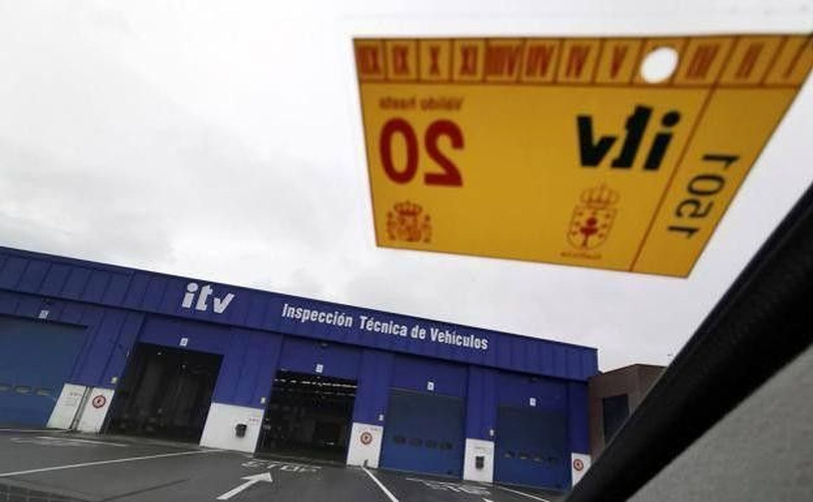 ¿Se puede tener un coche aparcado en la calle sin ITV o sin seguro?