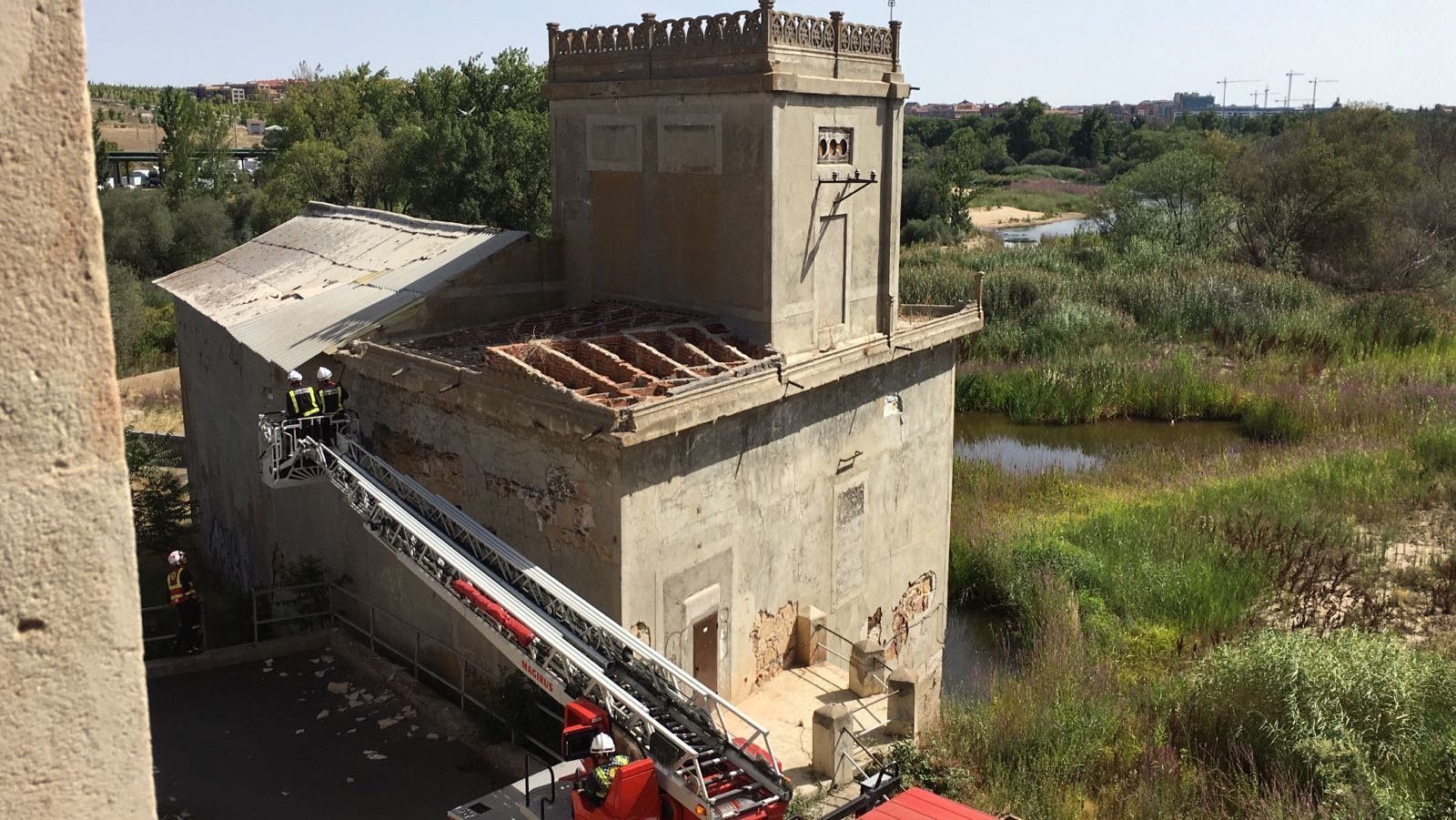 Los Bomberos revisan la fachada del antiguo molino ante los desprendimientos de los últimos días Los Bomberos revisan la fachada del antiguo molino ante los desprendimientos de los últimos días