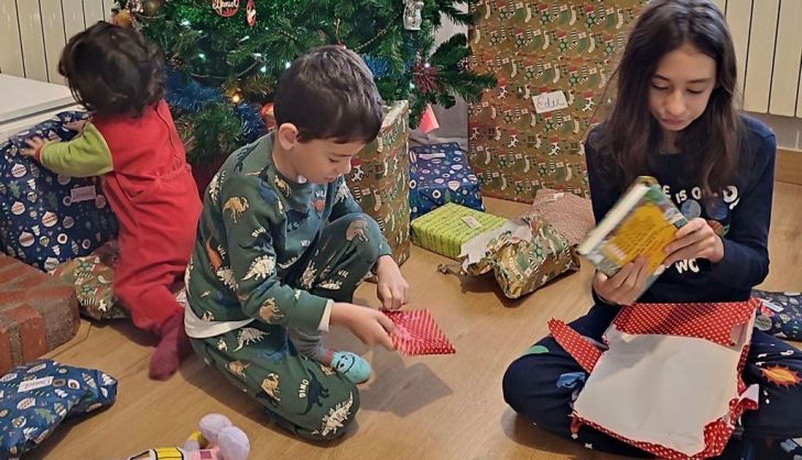 Lucía, Laia y Daniel abren sus regalos con ilusión