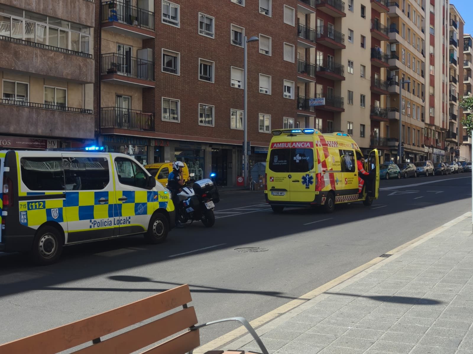 Colisión entre un turismo y una motocicleta en la avenida de Portugal