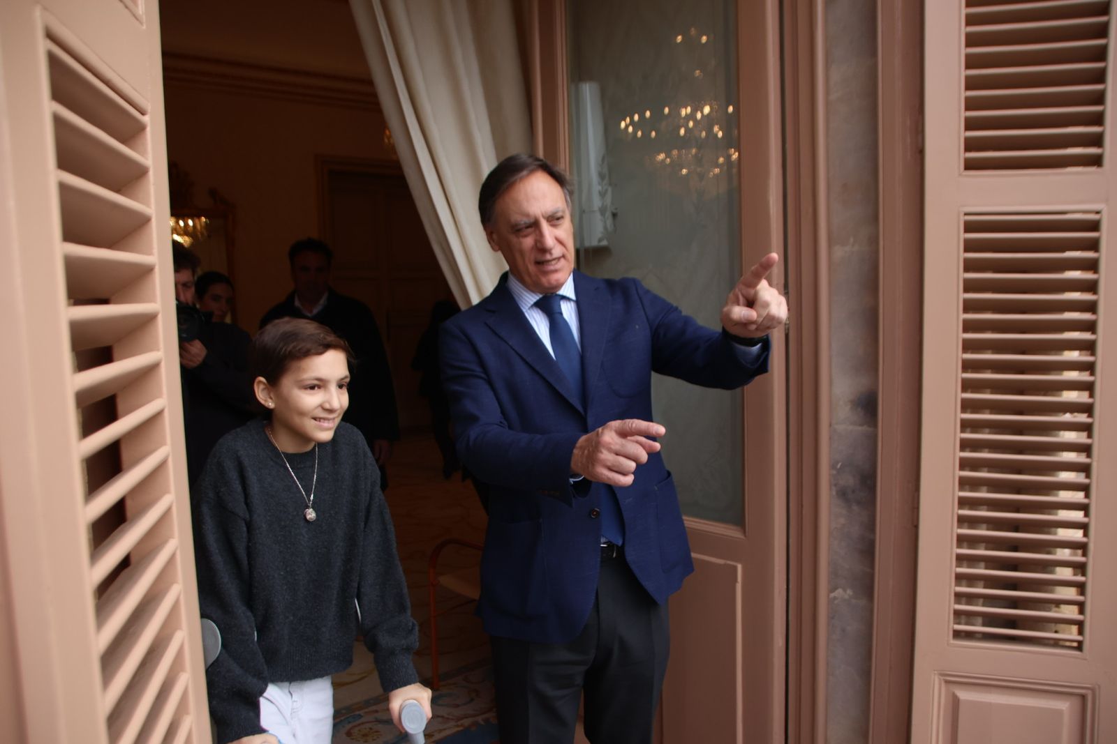 El alcalde de Salamanca, Carlos García Carbayo, recibe a María Caamaño, de La Sonrisa de María
