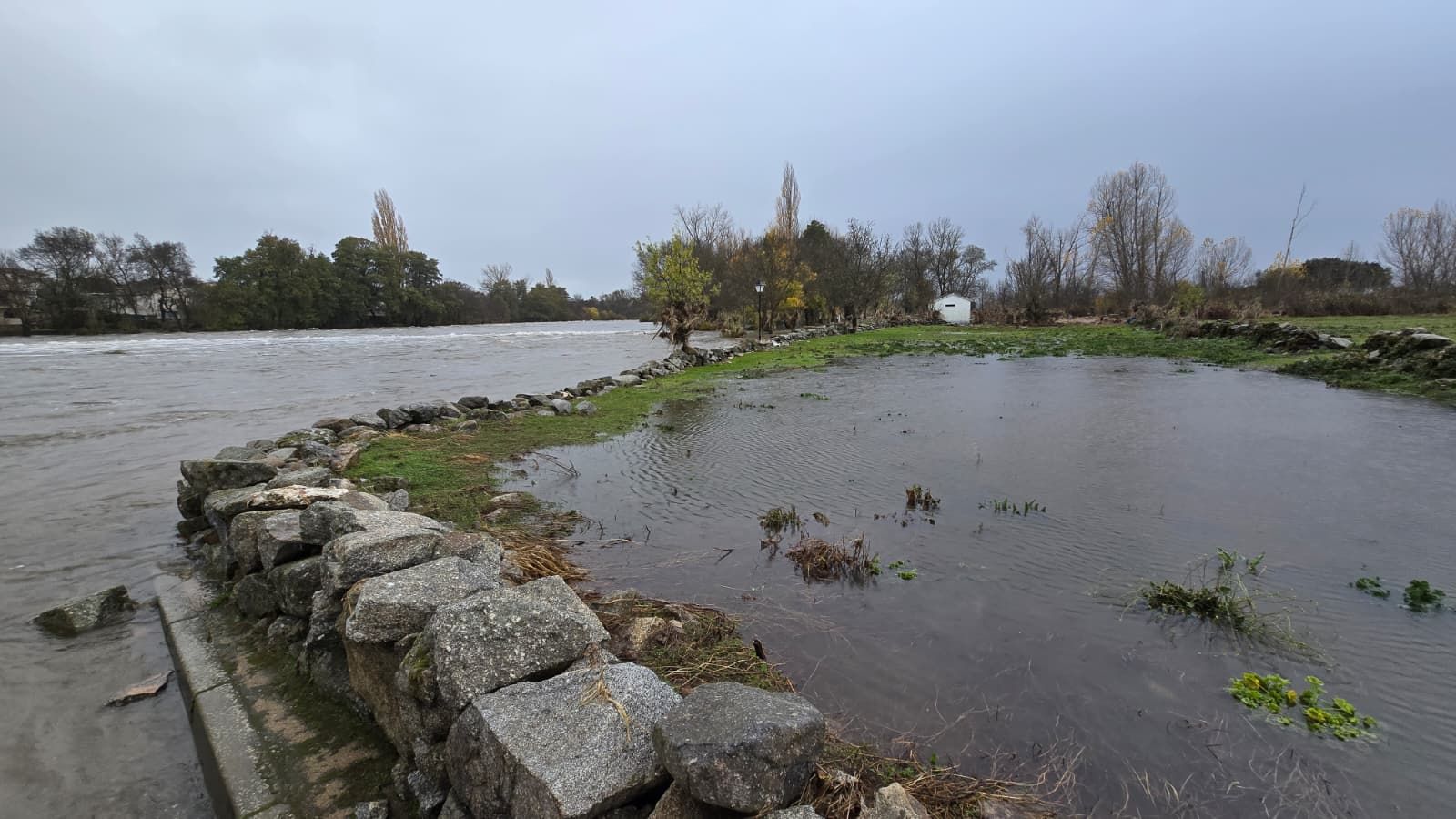 El río Tormes desbordado a su paso por El Puentes del Congosto tras el paso de la borrasca Claudia