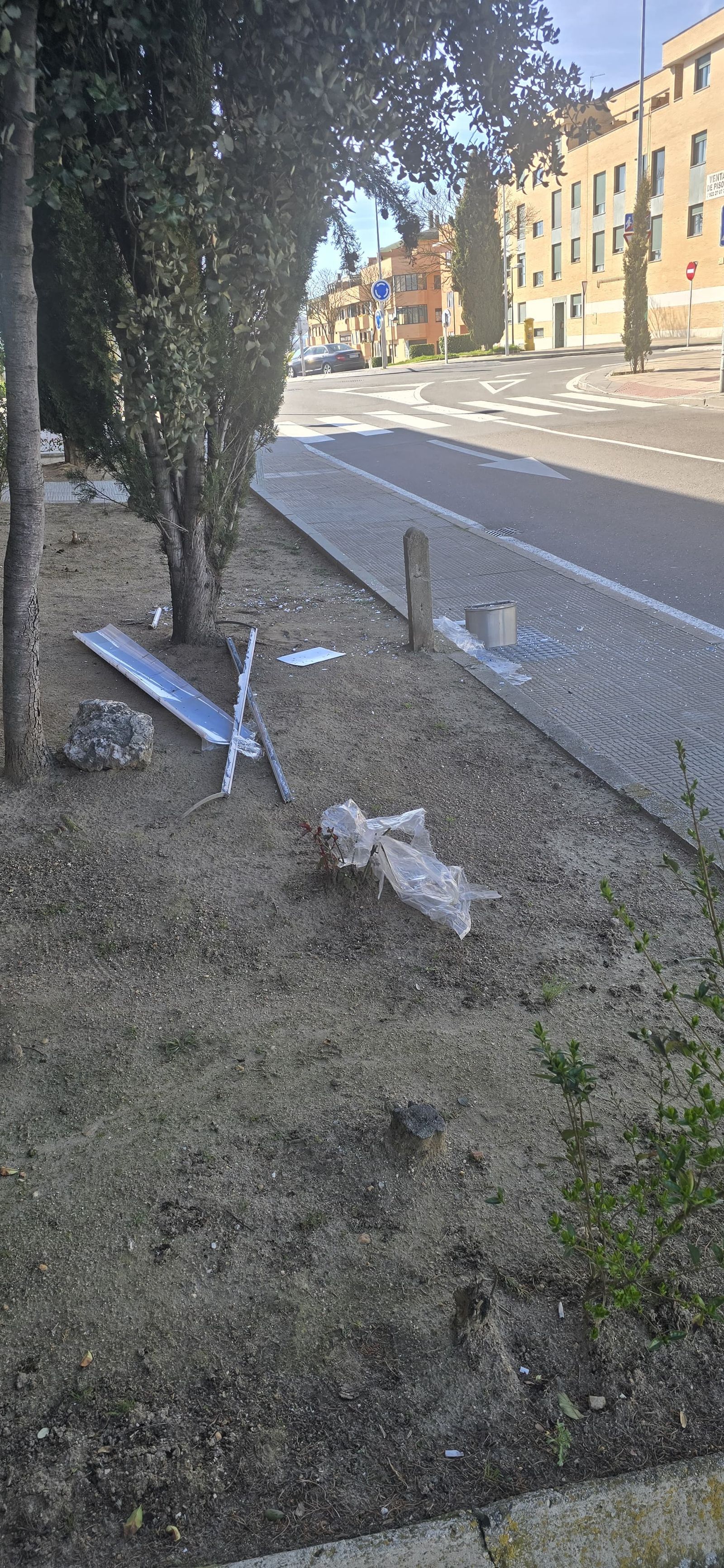 Vecinos de Puente Ladrillo denuncia el destrozo de una parada de autobús en la calle Jesús Arambarri