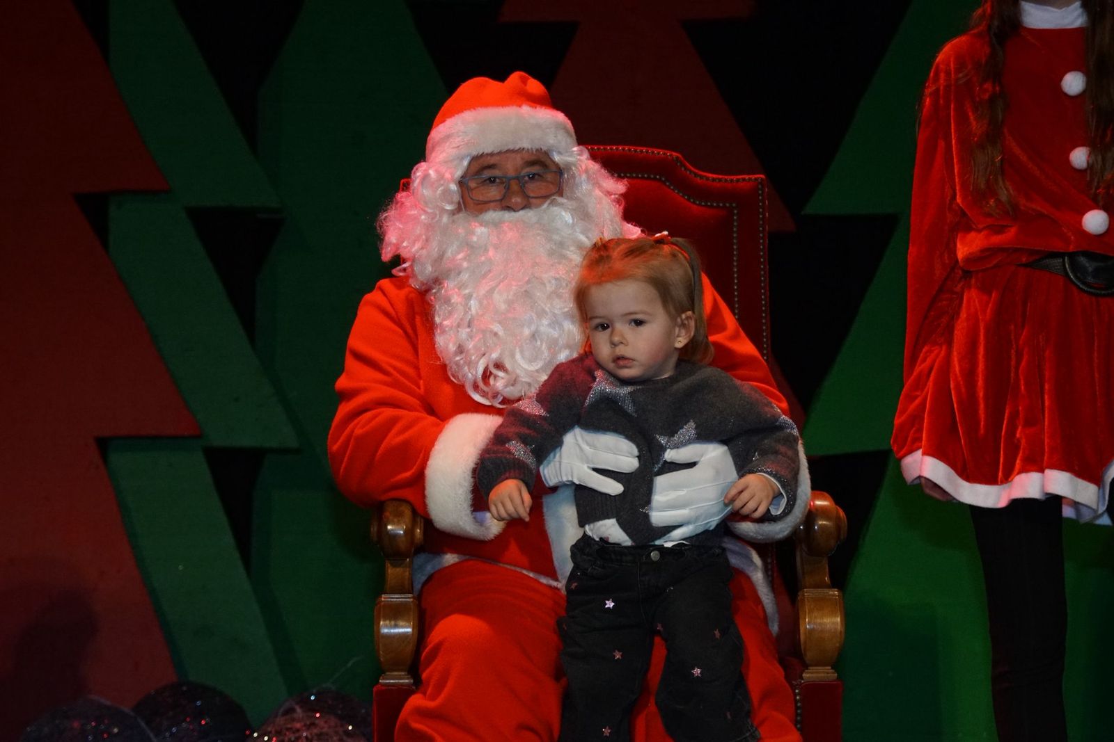 Papá Noel recorre las calles de Alba de Tormes y entrega regalos a los niños