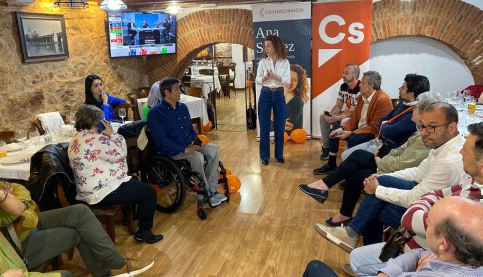 Ana Suárez con su equipo de Ciudadanos en el Mesón Las Conchas, 28 de mayo de 2023