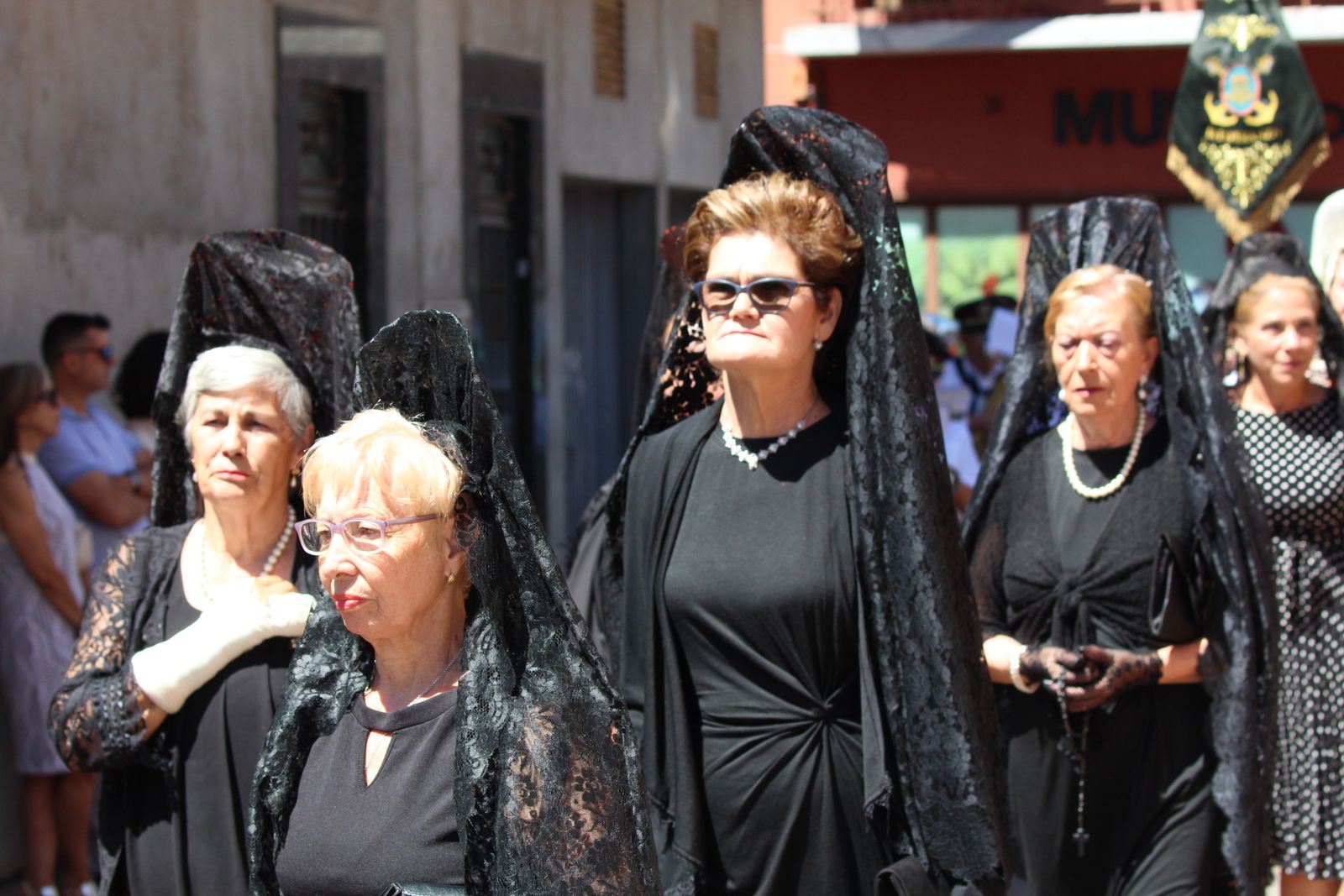 Misa solemne en honor a Santa Marta y a continuación procesión y vino español en el paseo fluvial.