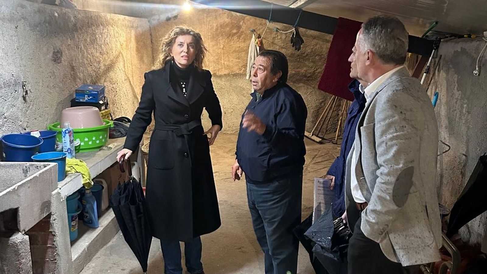 La directora general de Vivienda, María Pardo, visita junto con el alcalde de Puertas, Vidal Rodríguez, las obras de recuperación de las viviendas