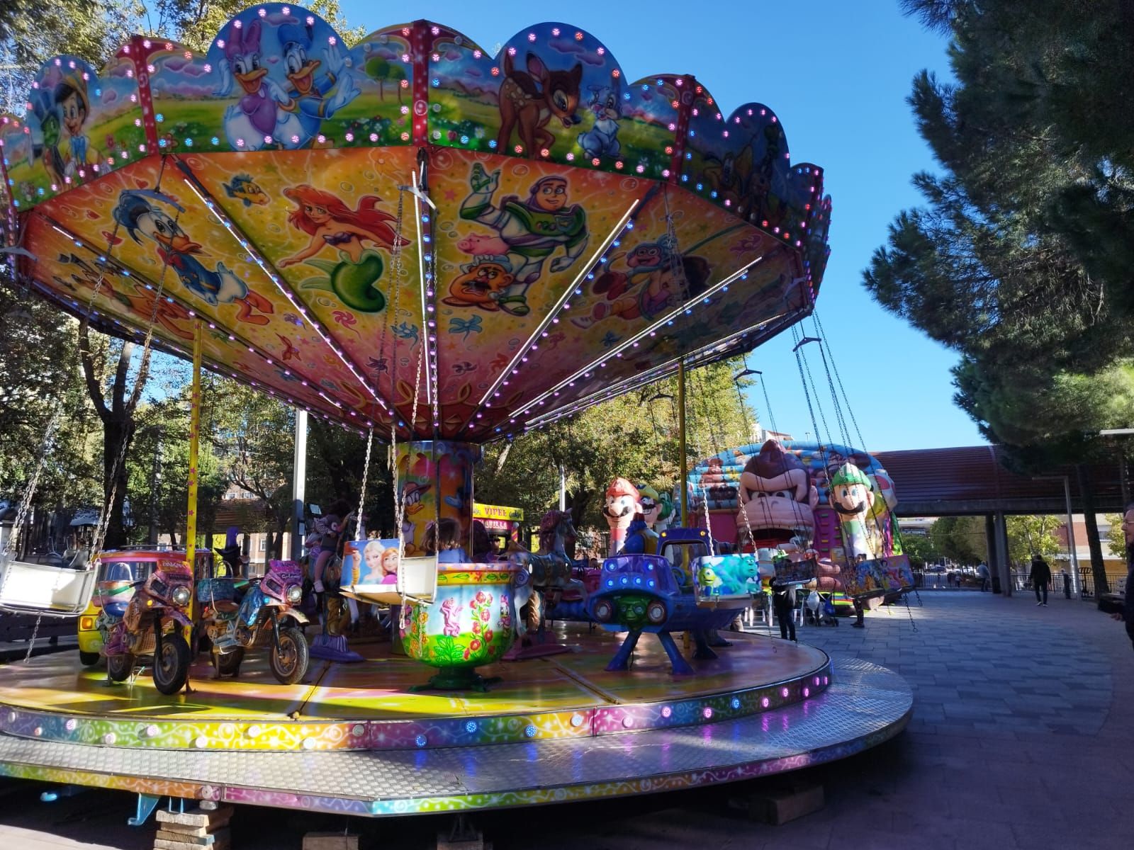 Garrido da el pistoletazo de salida a sus fiestas con una ‘miniferia’ en la plaza de Barcelona