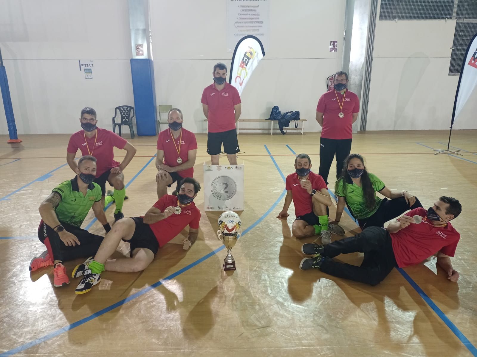 El equipo ADAS Salamanca con el trofeo del sgeundo puesto en el Campeonato FEDDI