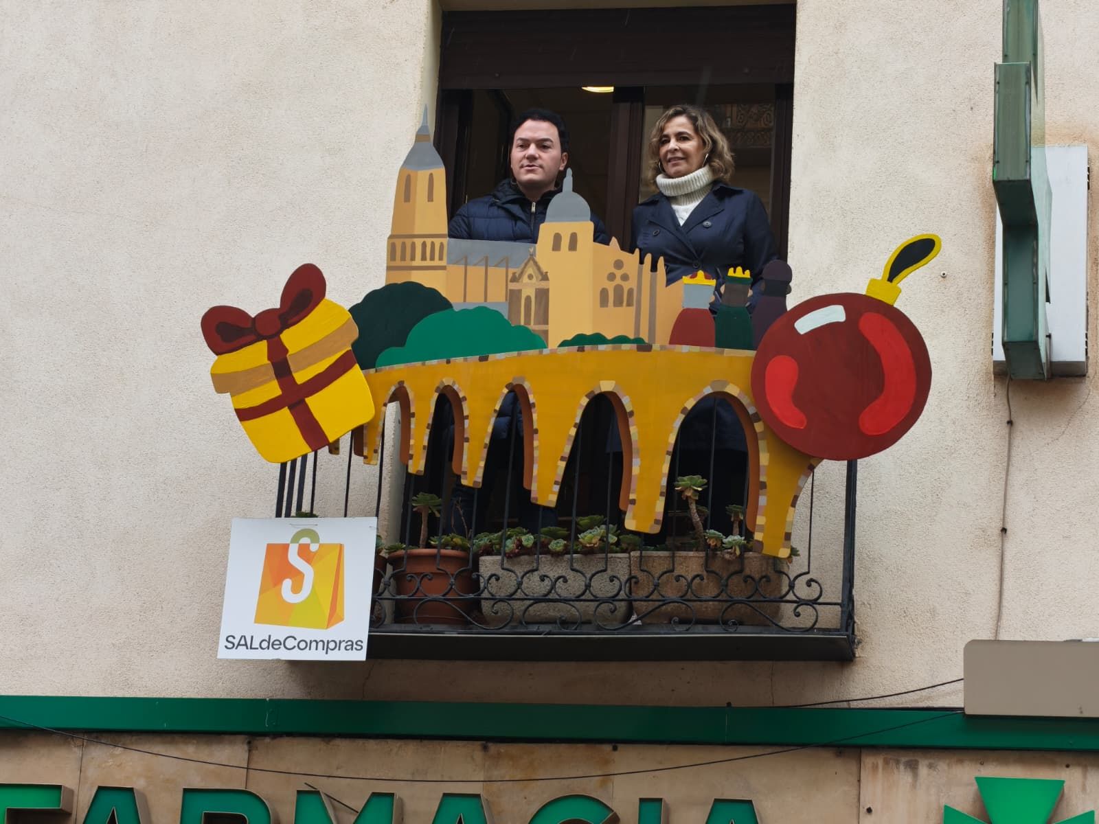 El Ayuntamiento de Salamanca potencia el comercio local de la Rúa con decoración en sus balcones