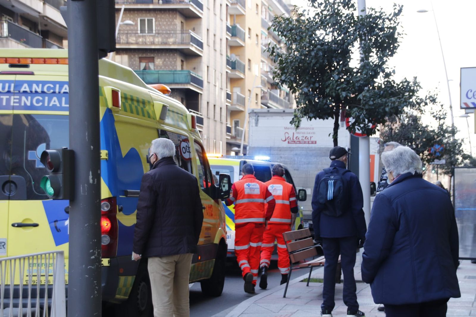 Ambulancia y Policía Local en el paseo de Canalejas | Foto: Andrea M